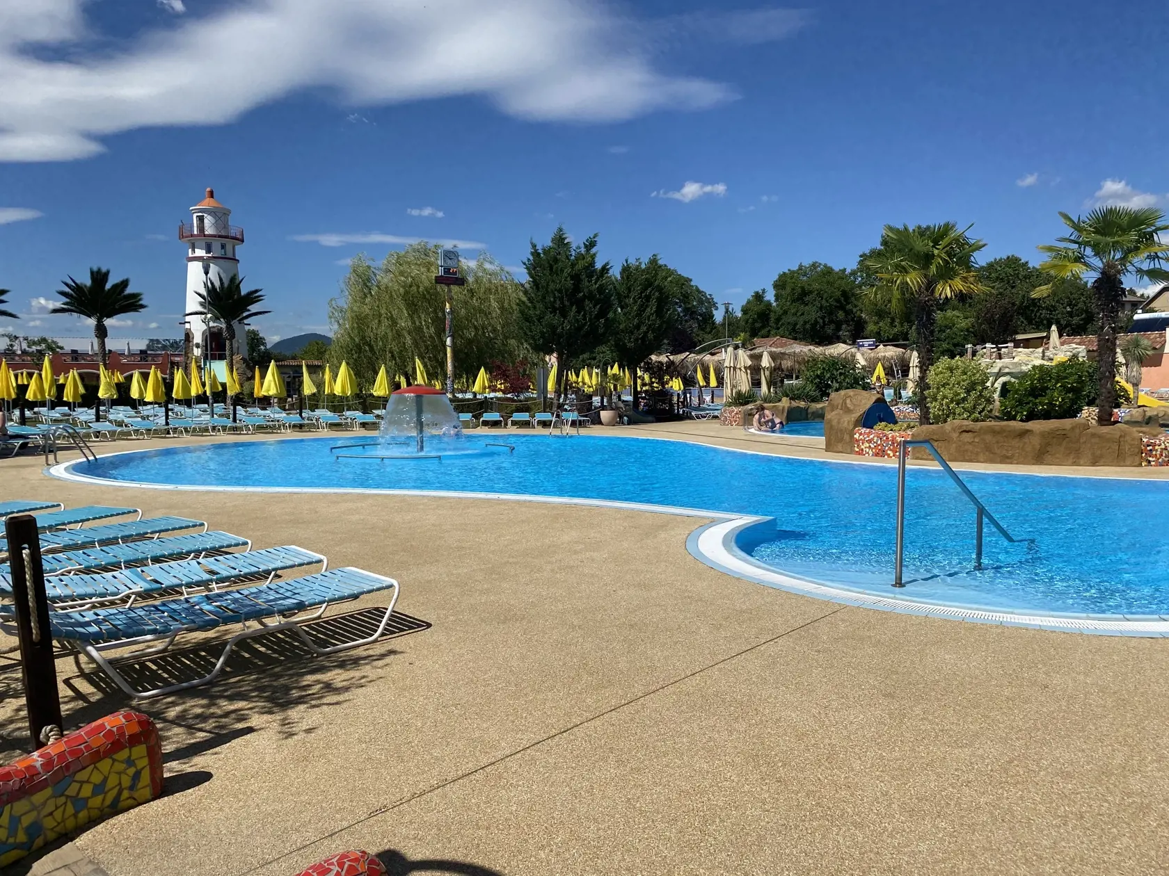 Plaza Beach v Prešove sa inšpirovalo architektúrou španielskeho umelca Antoniho Gaudího. Návštevníkom navodzuje dojem pobytu pri mori. Nechýbajú živé palmy, rôzne atrakcie a vyhliadkový maják