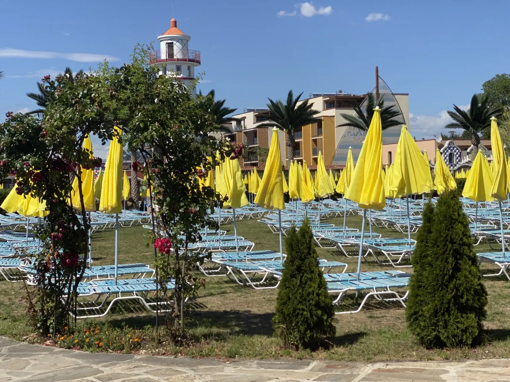 Plaza Beach v Prešove sa inšpirovalo architektúrou španielskeho umelca Antoniho Gaudího. Návštevníkom navodzuje dojem pobytu pri mori. Nechýbajú živé palmy, rôzne atrakcie a vyhliadkový maják. Ležadlo je pre každého návštevníka samozrejmosťou.