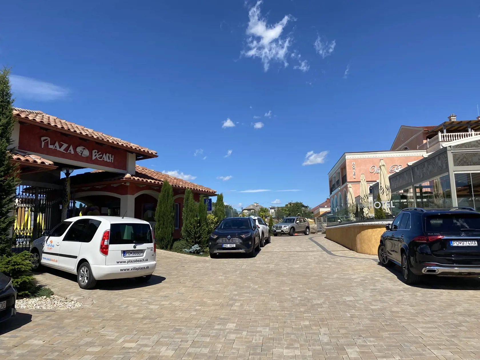 Plaza Beach v Prešove sa inšpirovalo architektúrou španielskeho umelca Antoniho Gaudího. Návštevníkom navodzuje dojem pobytu pri mori. Nechýbajú živé palmy, rôzne atrakcie a vyhliadkový maják