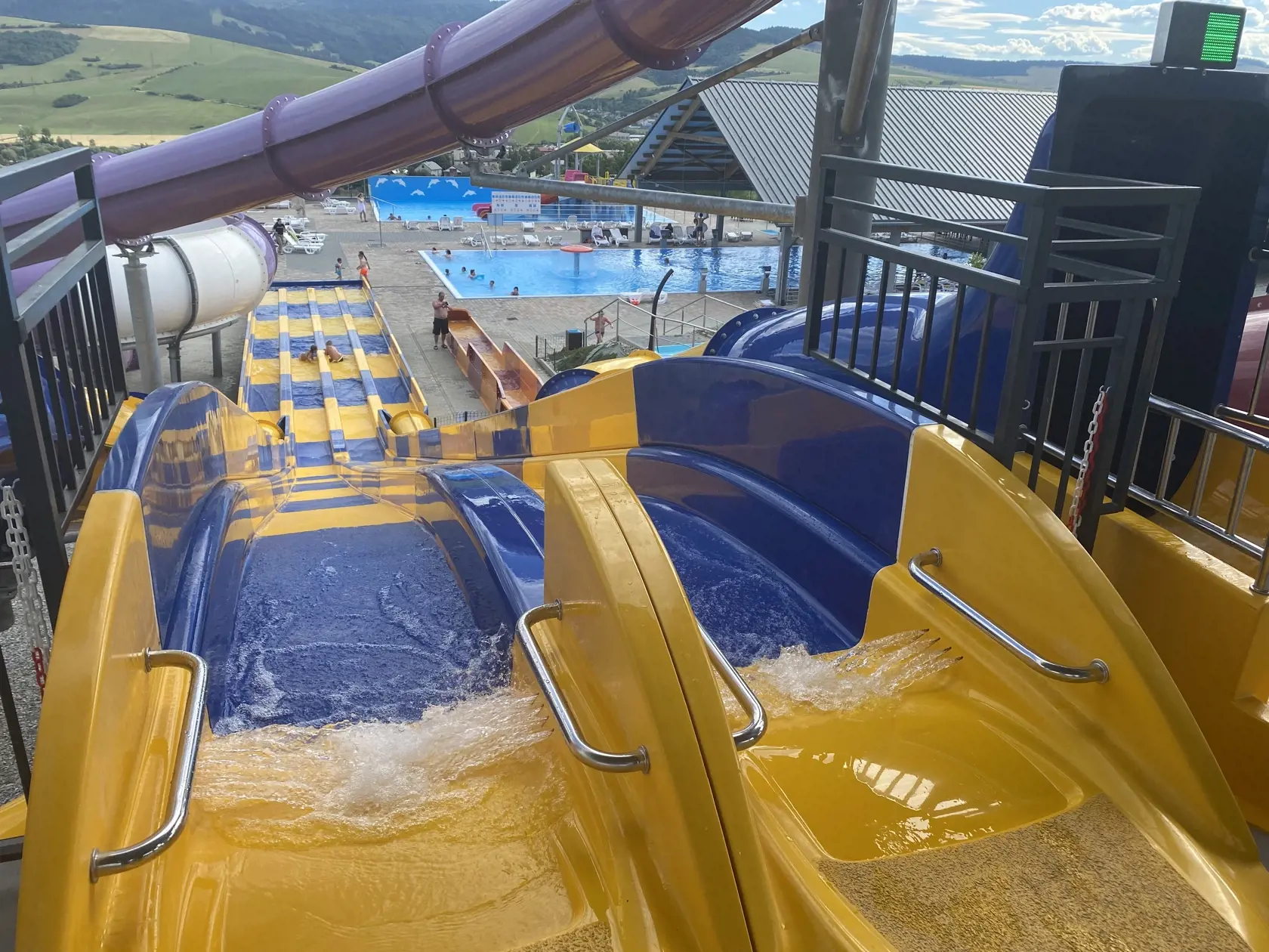 V Aquaparku v Lipanoch sa môžu návštevníci okúpať v štyroch bazénoch, pokochať sa výhľadom na okolie z vyhliadkovej veže a vyskúšať niekoľko tobogánov. V rozľahlom areáli je vodný bar, reštaurácie, bistro. Každý návštevník má k dispozícii ležadlo.