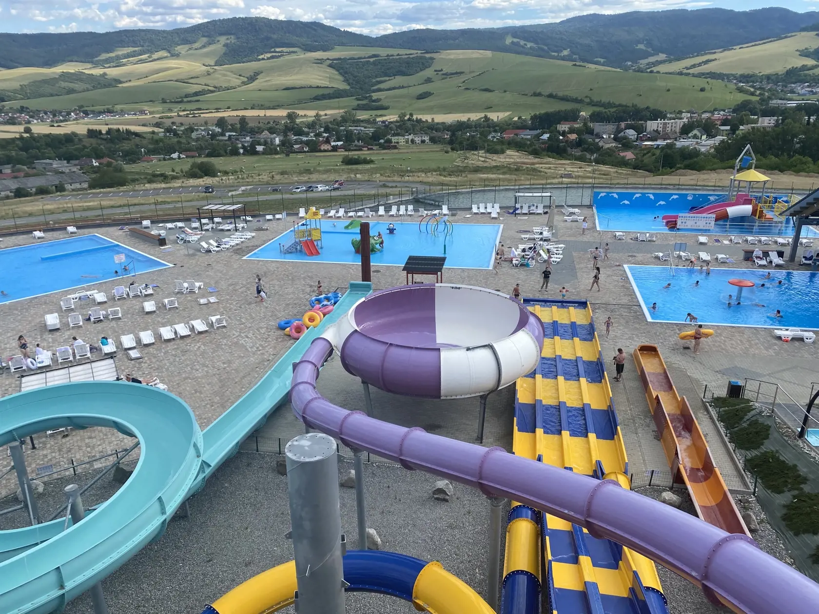 V Aquaparku v Lipanoch sa môžu návštevníci okúpať v štyroch bazénoch, pokochať sa výhľadom na okolie z vyhliadkovej veže a vyskúšať niekoľko tobogánov. V rozľahlom areáli je vodný bar, reštaurácie, bistro. Každý návštevník má k dispozícii ležadlo.