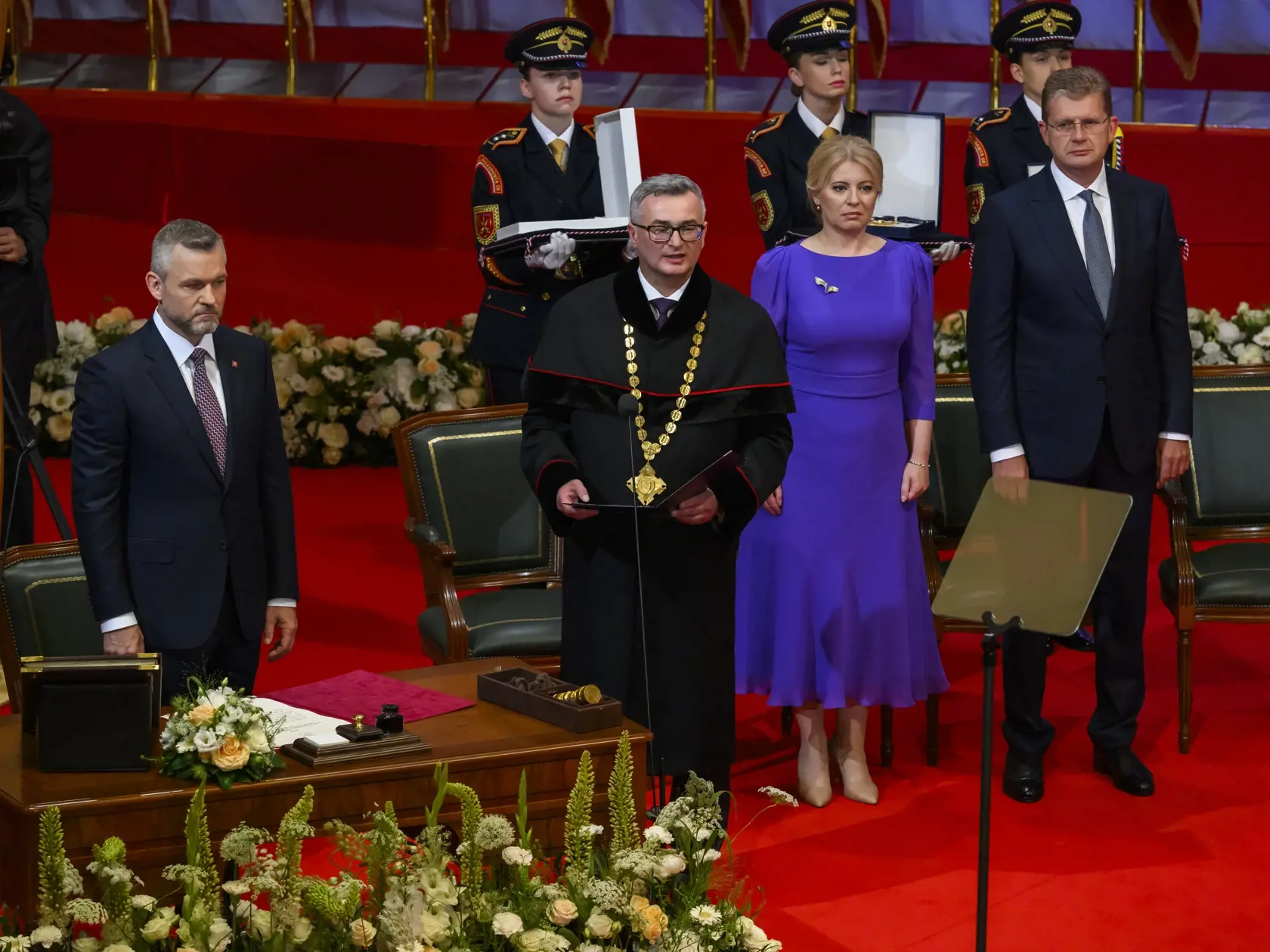 Na snímke vľavo zvolený prezident SR Peter Pellegrini sa podpisuje pri skladaní sľubu  prezidenta SR predpísaného Ústavou SR do rúk predsedu Ústavného súdu SR Ivana Fiačana (druhý zľava) počas slávnostnej schôdze Národnej rady SR pri príležitosti zloženia sľubu prezidenta SR v priestoroch budovy Slovenskej filharmónie 15. júna 2024 v Bratislave. Sprava podpredseda Národnej rady SR Peter Žiga (Hlas-SD), ktorý je poverený jej vedením a odchádzajúca prezidentka SR Zuzana Čaputová. FOTO TASR - Jaros