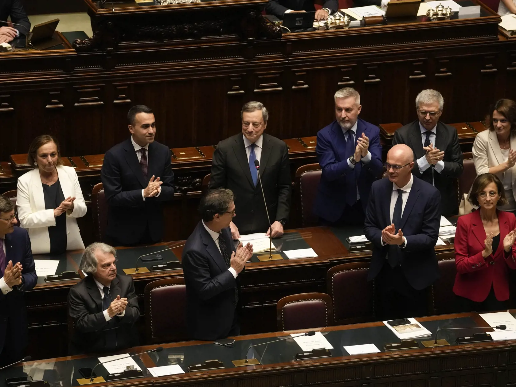 JB 11 Rím - Taliansky premiér Mario Draghi (v pozadí uprostred) počas prejavu v parlamente 21. júla 2022. Taliansky premiér Mario Draghi v stredu uspel v hlasovaní o dôvere v talianskom Senáte. Bojkot hlasovania trojicou kľúčových koaličných strán však znižuje šance vlády na prežitie. TASR správu prevzala z agentúry AP. FOTO TASR/AP

 Italian Premier Mario Draghi, background center, delivers his speech at the Parliament in Rome, Thursday, July 21, 2022. Italian Premier Mario Draghi has won a con