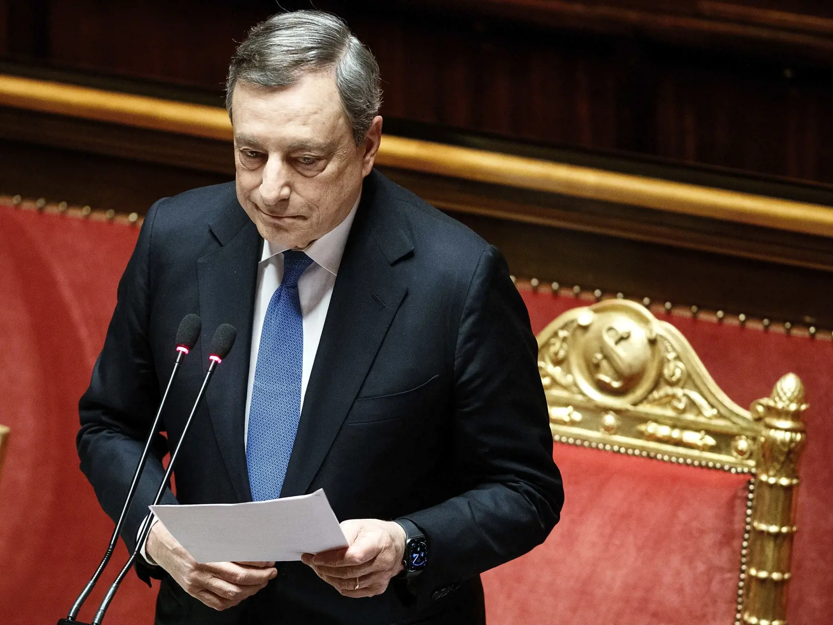 WA 4 archív Rím - Na archívnej snímke z 21. júna 2022 taliansky premiér Mario Draghi vystupuje s prejavom v Senáte - hornej komore talianskeho parlamentu - v Ríme. Draghi sa v utorok 19. júla 2022 v Ríme stretol s predsedom stredoľavej Demokratickej strany (PD) Enricom Lettom. Ako informovala agentúra ANSA, PD patrí medzi niekoľko politických strán, ktoré lobujú za to, aby Draghi zostal na poste premiéra. Zasadzujú sa za to aj mnohí podnikatelia a dekani talianskych univerzít a mnohé dobrovoľníc