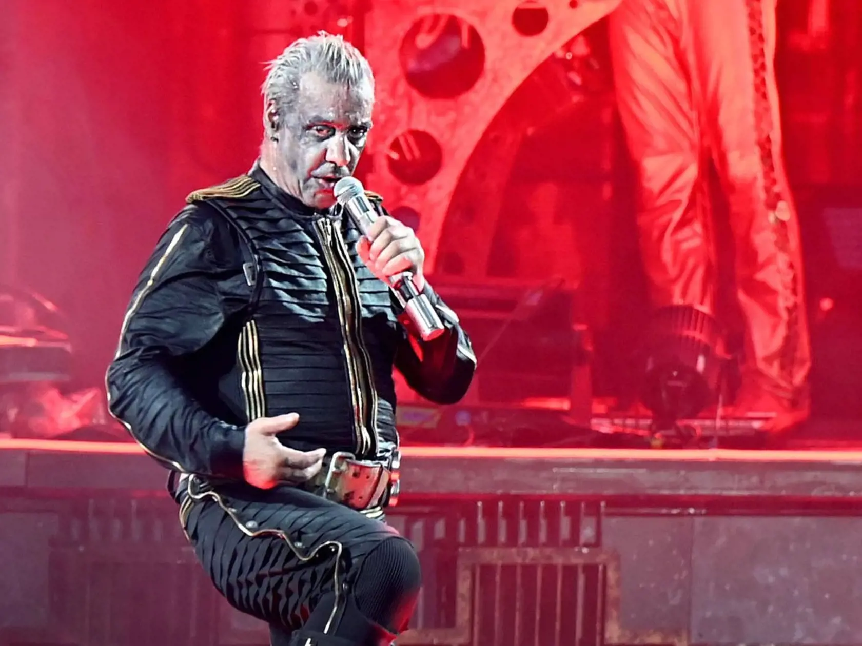 Na archívnej snímke z 18. júna 2022 frontman skupiny Rammstein Till Lindenmann vystupuje počas koncertu v nemeckom Düsseldorfe. Prokuratúra v nemeckej metropole Berlín začala vyšetrovať frontmana skupiny Rammstein Tilla Lindenmanna v súvislosti s viacerými obvineniami zo sexuálneho napadnutia.  FOTO TASR/DPA
