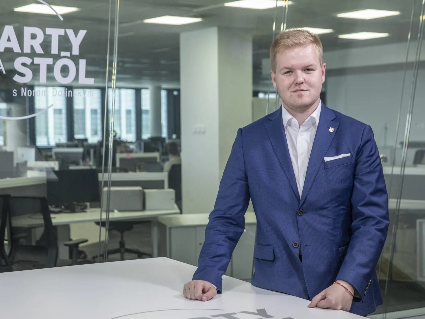 Na snímke je diskusná relácia “Karty na stôl”, ktorej hosťom bol poslanec Národnej rady Slovenskej republiky za HLAS – sociálna demokracia Michal Bartek.