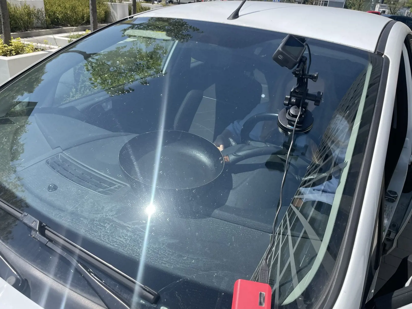 Auto sme nechali na slnku 10 minút, potom sme za čelným sklom rozbili na panvici surové vajíčko.