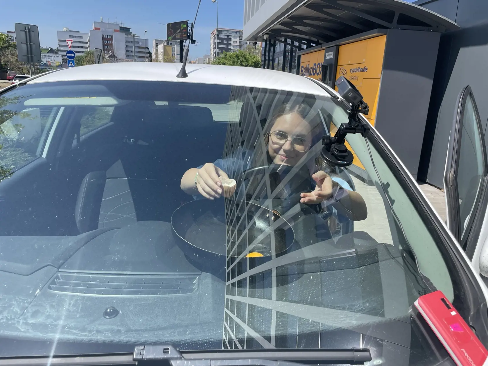 Auto sme nechali na slnku 10 minút, potom sme za čelným sklom rozbili na panvici surové vajíčko.