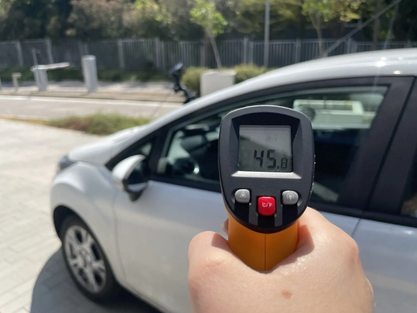 Teplota v aute dosahovala už po 10 minútach 45 stupňov.