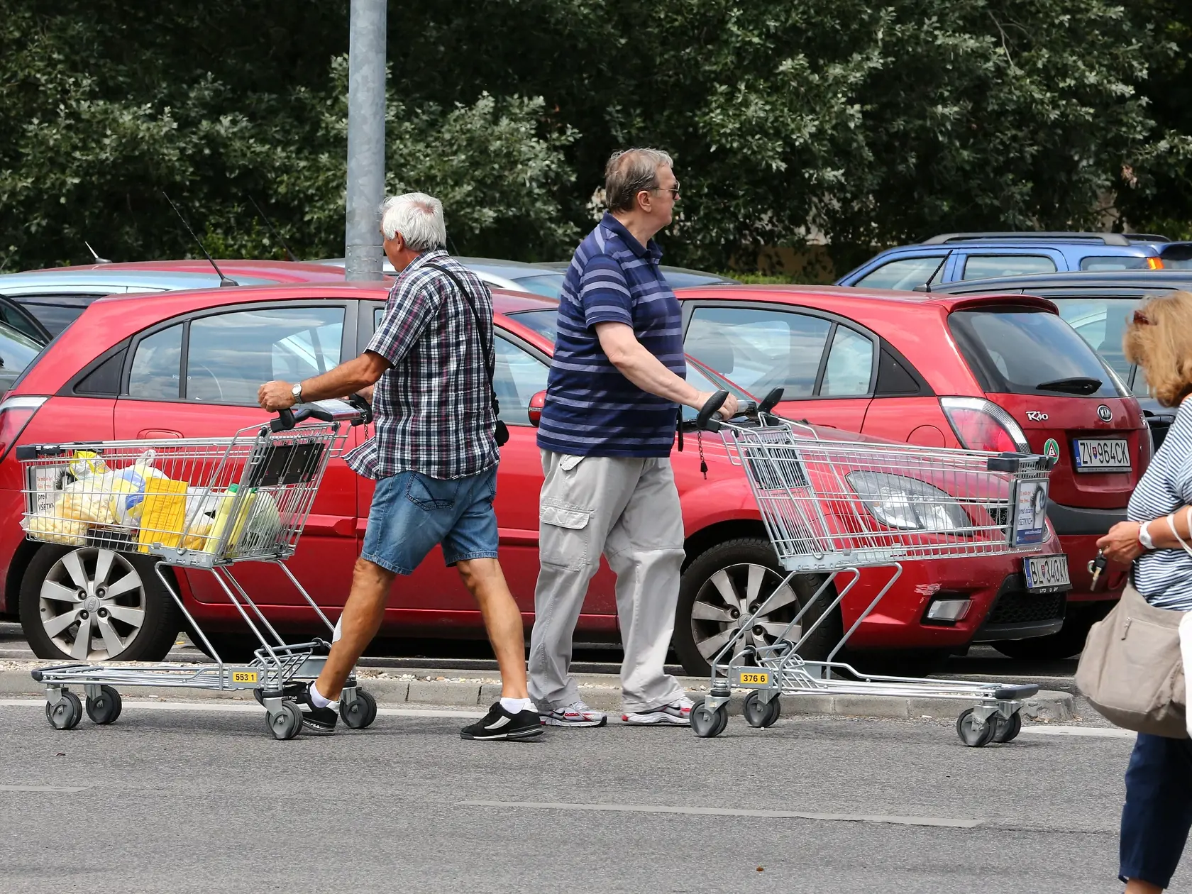 Regióny: Bábika v aute. Redakčný test - test všímavosti okoloidúcich po tom, čo tragicky zahynulo dvojročné dievčatko Kristínka na sedadle rozhorúčeného auta v ktorom ju zabudol jej otec.