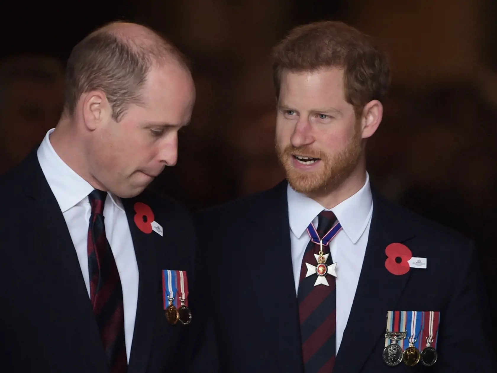 Princ Harry si nedával servítku pred ústa ani v jeho knihe. William s ním momentálne už dlhšie nekomunikuje.