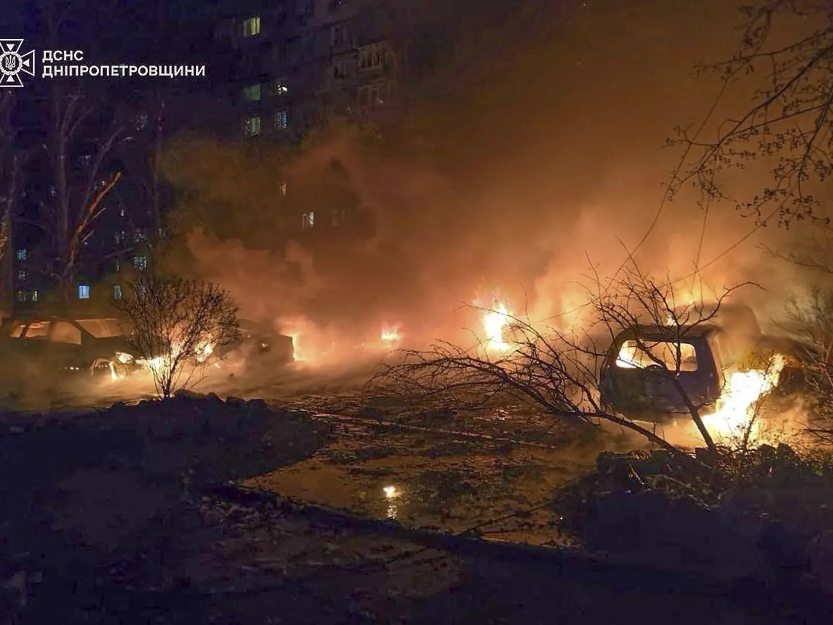Autá horia po leteckom útoku ruskej armády na ukrajinské mesto Dnipro v stredu 9. apríla 2025.