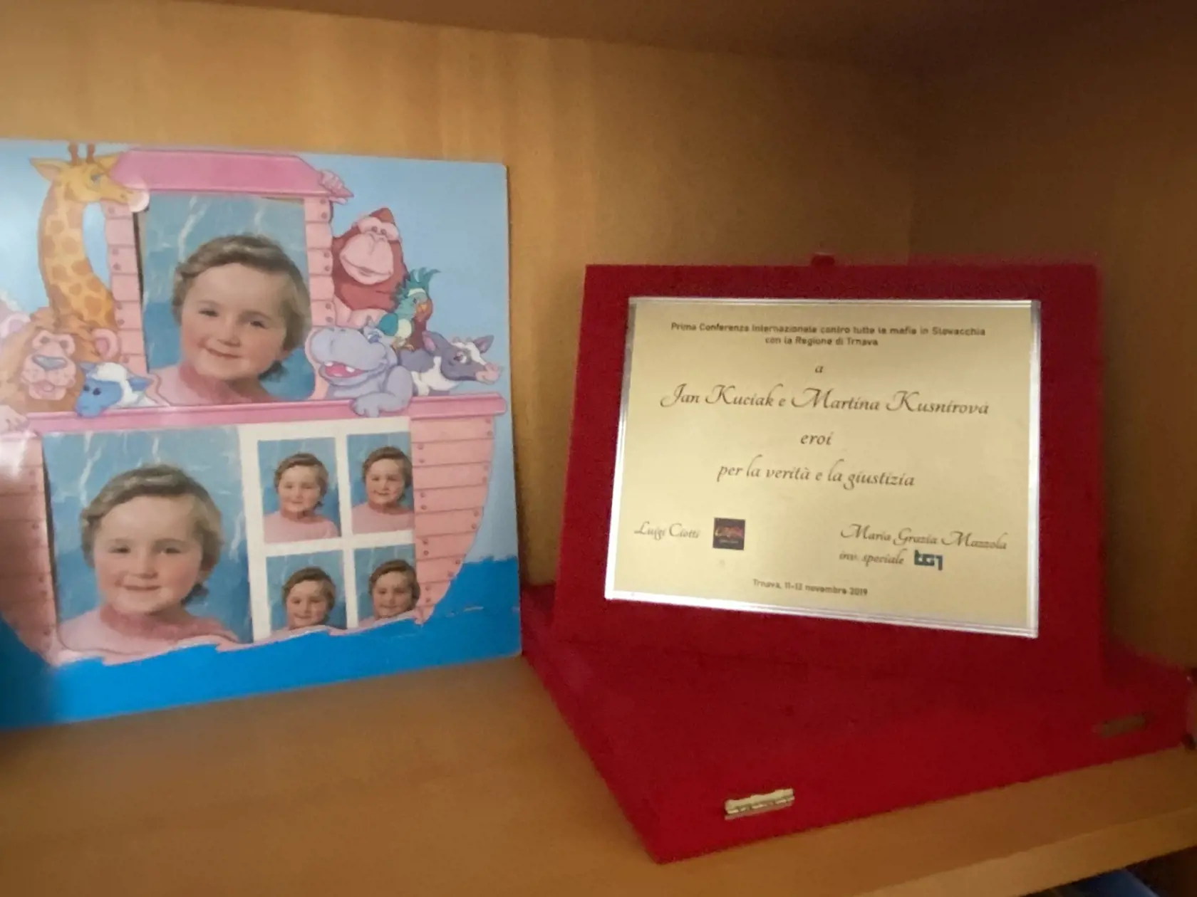 Spomienka na Martinu a Jána v obývacej izbe Zlatice Kušnírovej.