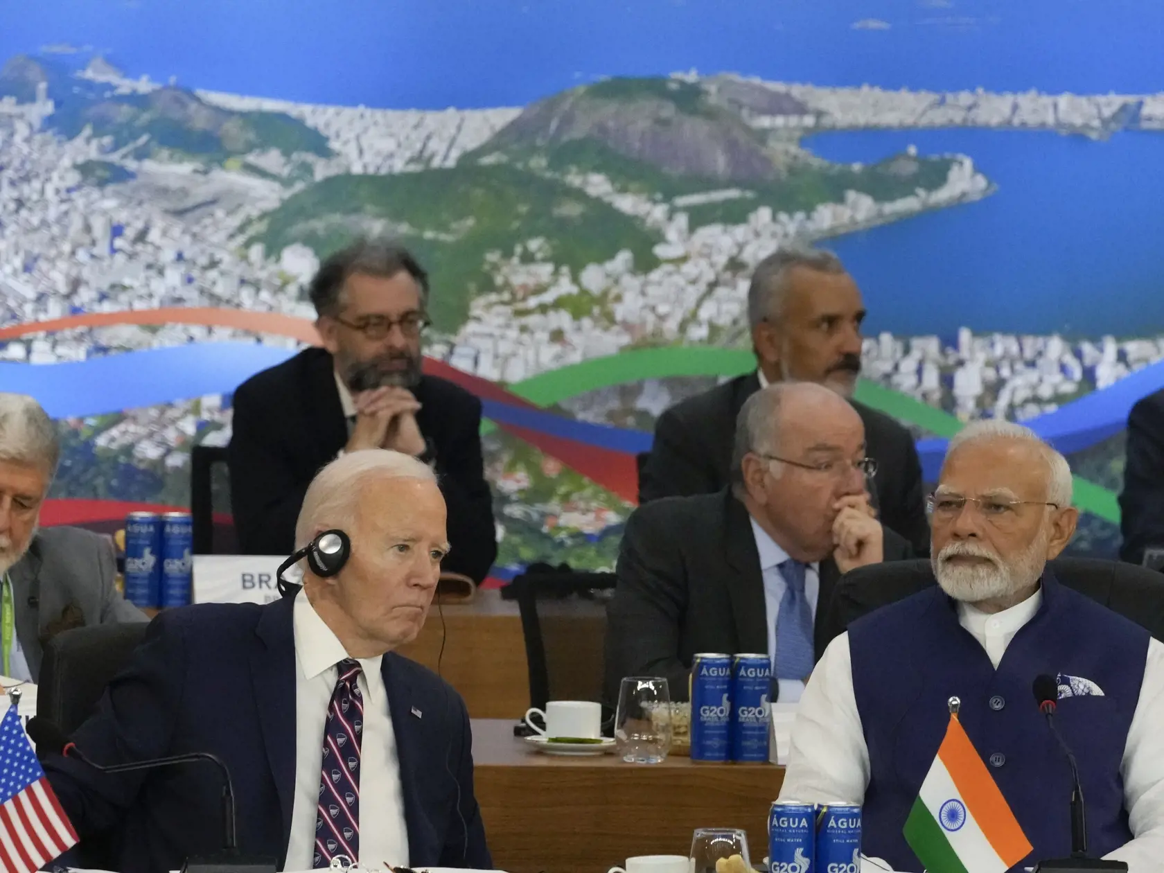 WA 16 Rio de Janeiro - Americký prezident Joe Biden (vľavo) a indický premiér Naréndra Módí počúvajú počas summitu lídrov skupiny G20 v brazílskom meste Rio de Janeiro v utorok 19. novembra 2024. FOTO TASR/AP


U.S. President Joe Biden, left, and India's Prime Minister Narendra Modi attend the G20 Summit leaders meeting in Rio de Janeiro, Tuesday, Nov. 19, 2024. (AP Photo/Eraldo Peres)