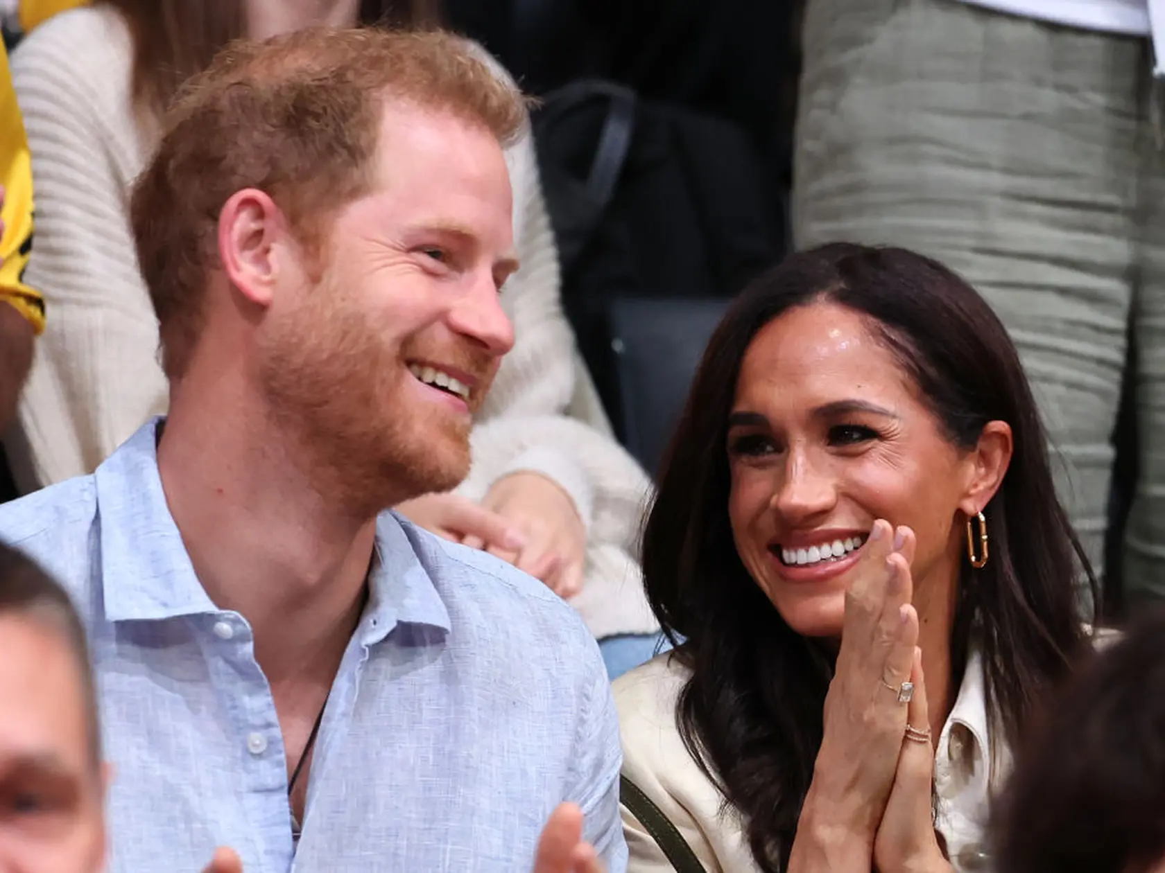 Meghan Markle a Kate Middleton sa pred kráľovskou svadbou Meghan a princa Harryho v roku 2018 pohádali kvôli šatám pre družičky. Meghan popiera, že by sa správala nevhodne a tvrdí, že ona je tá, ktorej ublížili.