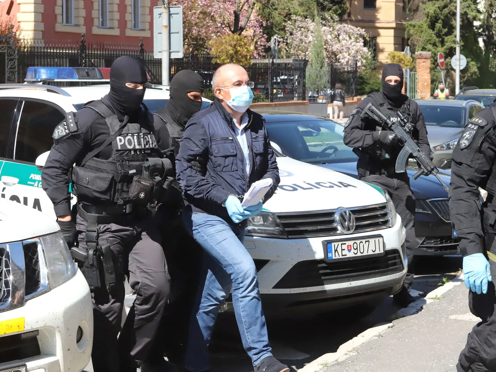 Na snímke eskorta privádza exšéfa Správy štátnych hmotných rezerv (SŠHR) SR Kajetána K. na Špecializovaný trestný súd v Banskej Bystrici 23. apríla 2020. ŠTS bude rozhodovať o návrhu prokurátora Úradu špeciálnej prokuratúry (ÚŠP) na väzobné stíhanie Kajetána K. FOTO TASR - Ján Krošlák 