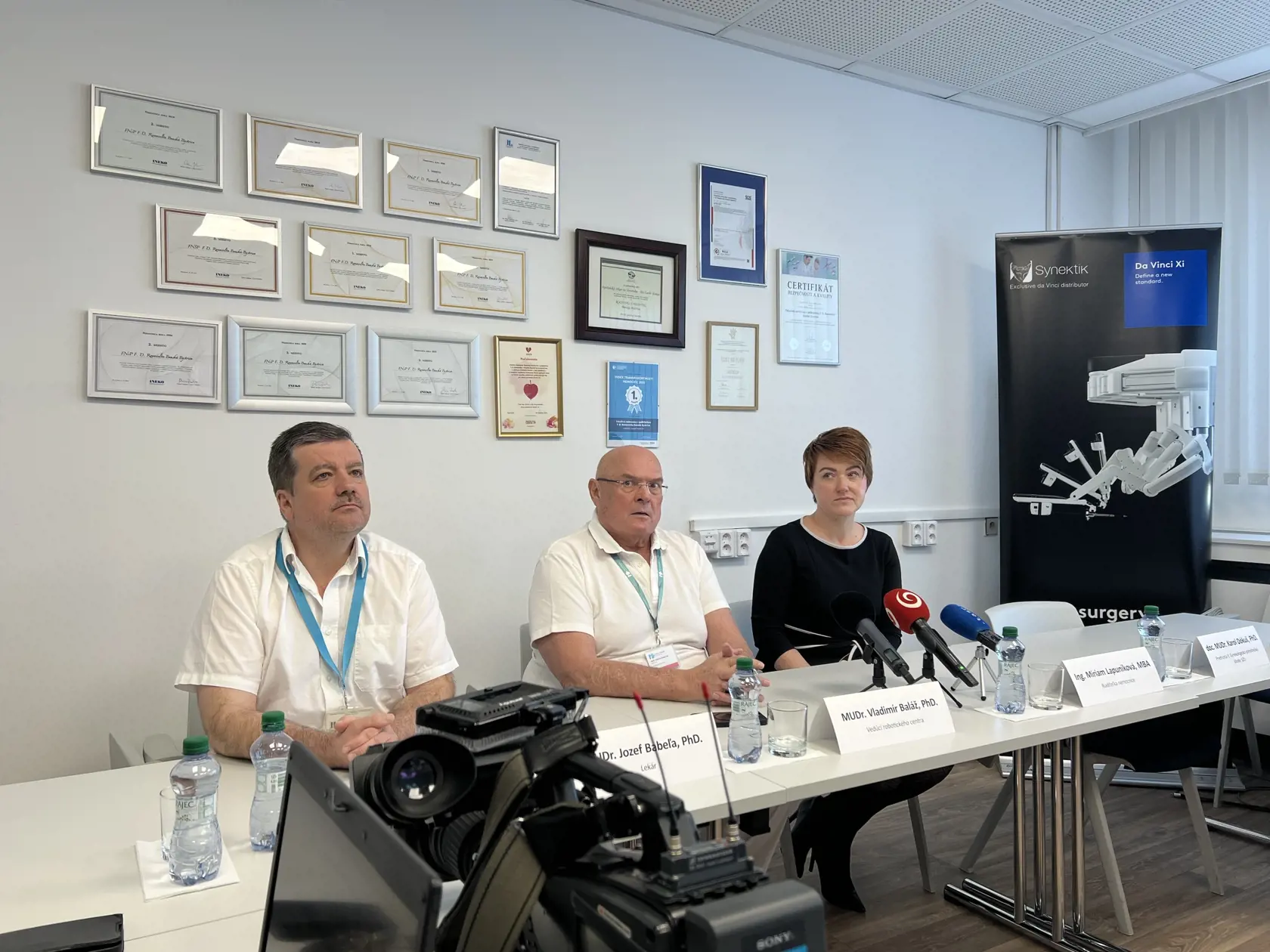 Fakultná nemocnica s poliklinikou F. D. Roosevelta v Banskej Bystrici opäť potvrdila svoju vedúcu úlohu v oblasti robotickej chirurgie. V decembri 2024 získala tretí robotický chirurgický systém da Vinci, čím sa stala prvým centrom v strednej Európe s takýmto počtom technologicky vyspelých prístrojov. 