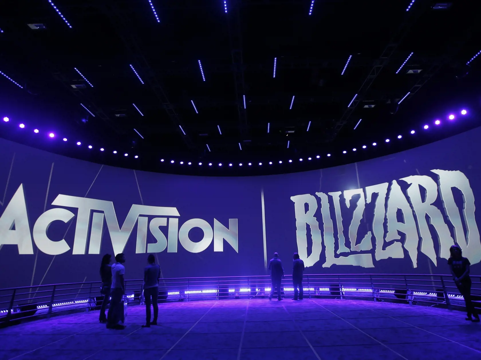 WA 34 archív Los Angeles - Na archívnej snímke z 13. júna 2013 návštevníci stoja pri stánku herného vydavateľstva Activision Blizzard počas veľtrhu zábavnej elektroniky v Los Angeles. Americká Federálna obchodná komisia (FTC) chce zastaviť plánované prevzatie herného vydavateľstva Activision Blizzard koncernom Microsoft. V pondelok večer 12. júna 2023 podala na federálny súd žiadosť o vydanie predbežného opatrenia s cieľom zablokovať transakcie v objeme takmer 70 miliárd dolárov (65,03 miliardy 