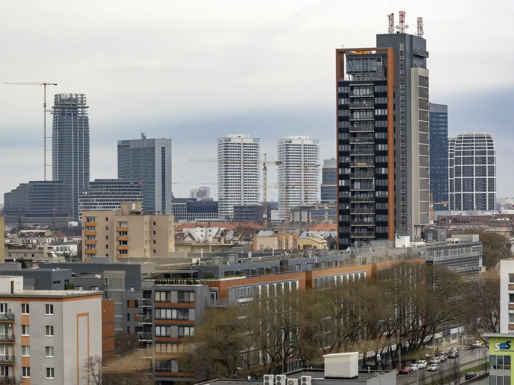 Výška životného minima sa od júla zvýši zhruba o 34 eur na jednu osobu, a to zo sumy niečo vyše 234 eur na takmer 269 eur.