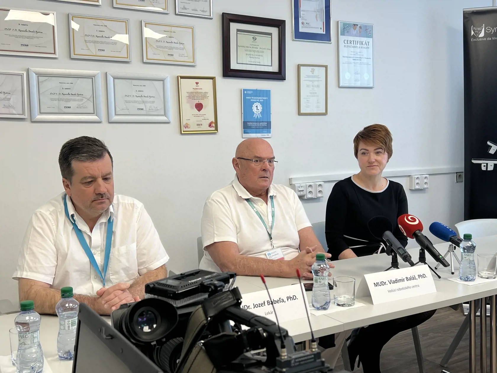 Fakultná nemocnica s poliklinikou F. D. Roosevelta v Banskej Bystrici opäť potvrdila svoju vedúcu úlohu v oblasti robotickej chirurgie. V decembri 2024 získala tretí robotický chirurgický systém da Vinci, čím sa stala prvým centrom v strednej Európe s takýmto počtom technologicky vyspelých prístrojov. 