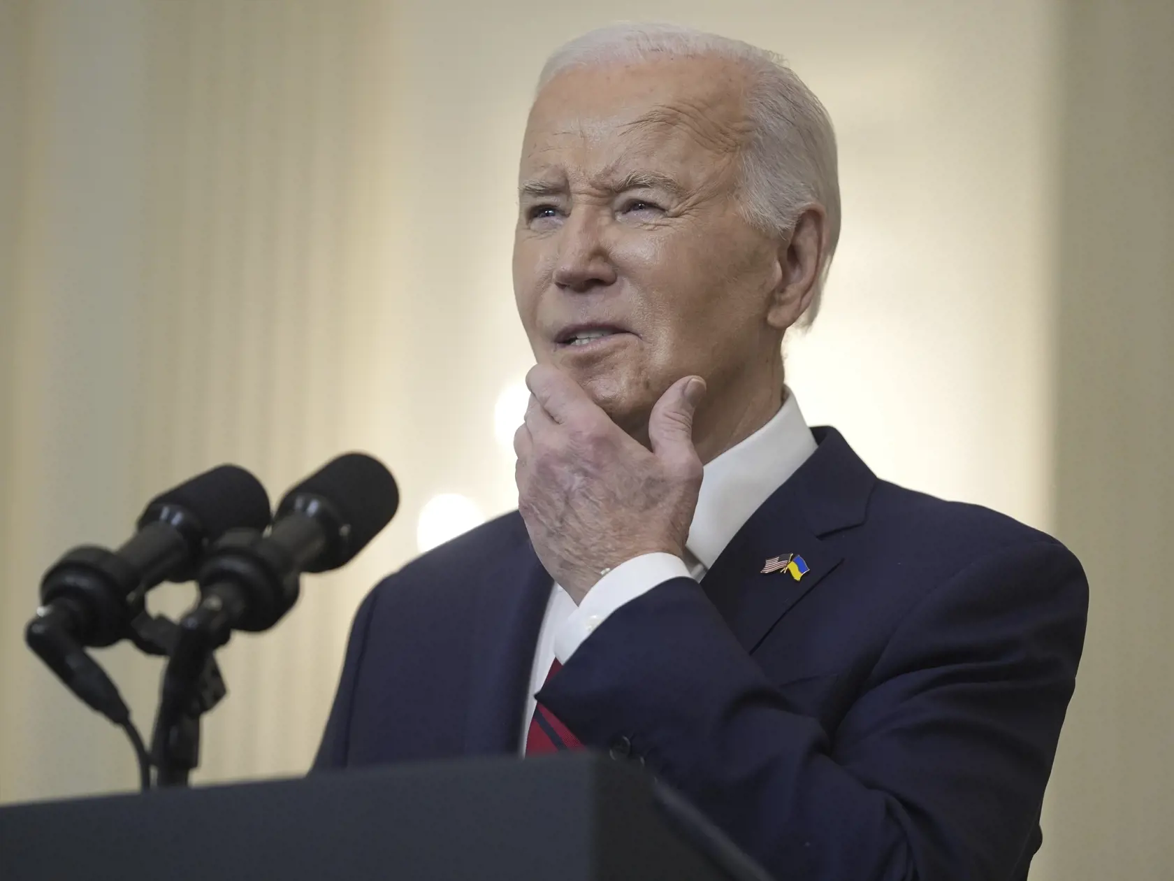 Americký prezident Joe Biden gestikuluje pred podpisom zákona o pomoci vo výške 95 miliárd dolárov pre Ukrajinu, Izrael aj Taiwan v Bielom dome vo Washingtone v stredu 24. apríla 2024. Biden v stredu zákon podpísal. Zároveň oznámil, že Spojené štáty začnú Kyjevu posielať vojenskú pomoc v priebehu niekoľkých hodín.