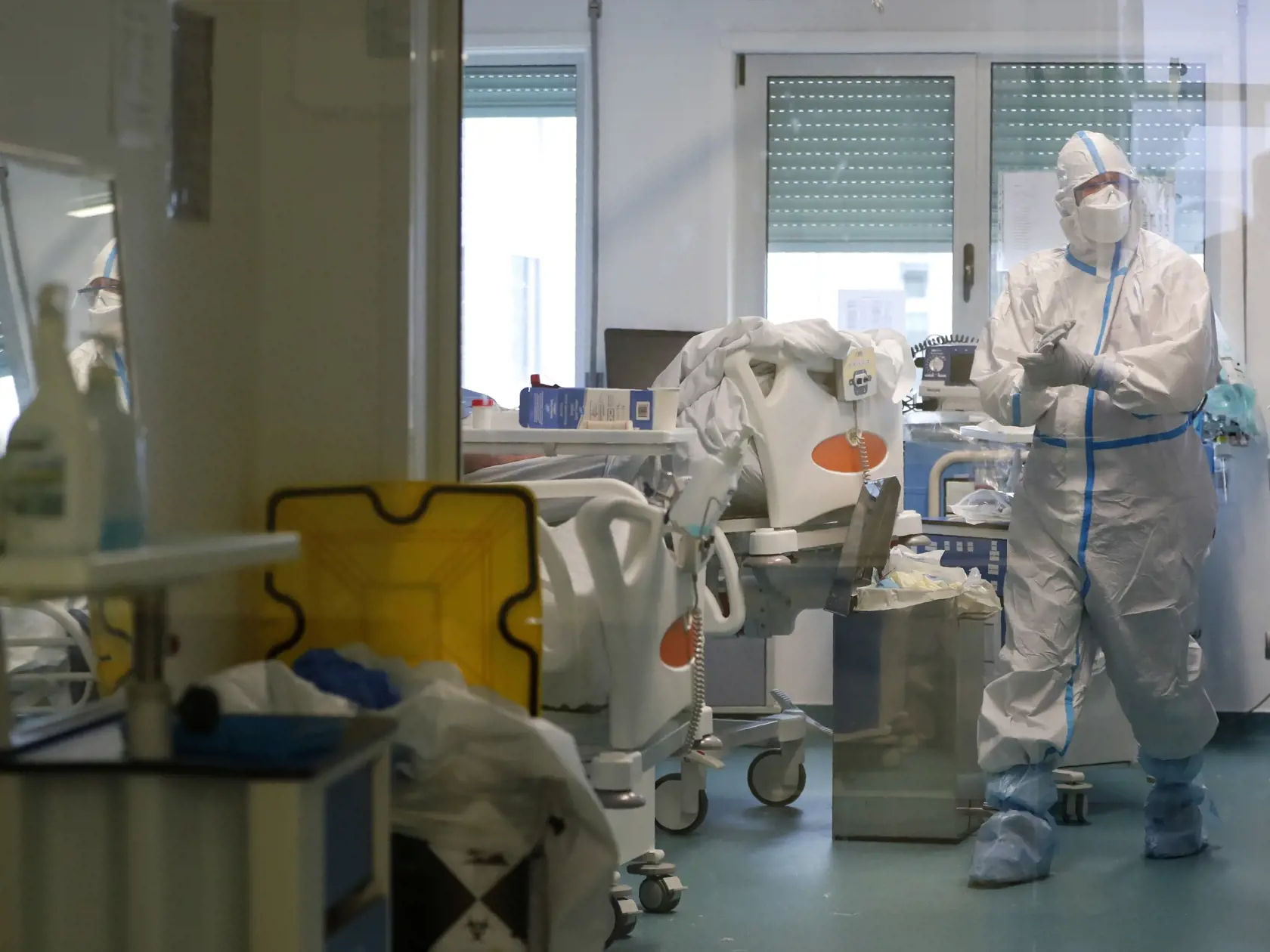 Mutácie vírusov sú prirodzené, dochádza k nim najmä u pacientov, ktorí s ochorením bojujú dlho.
A healthcare worker disinfects his hands inside a COVID-19 Intensive Care Unit at t