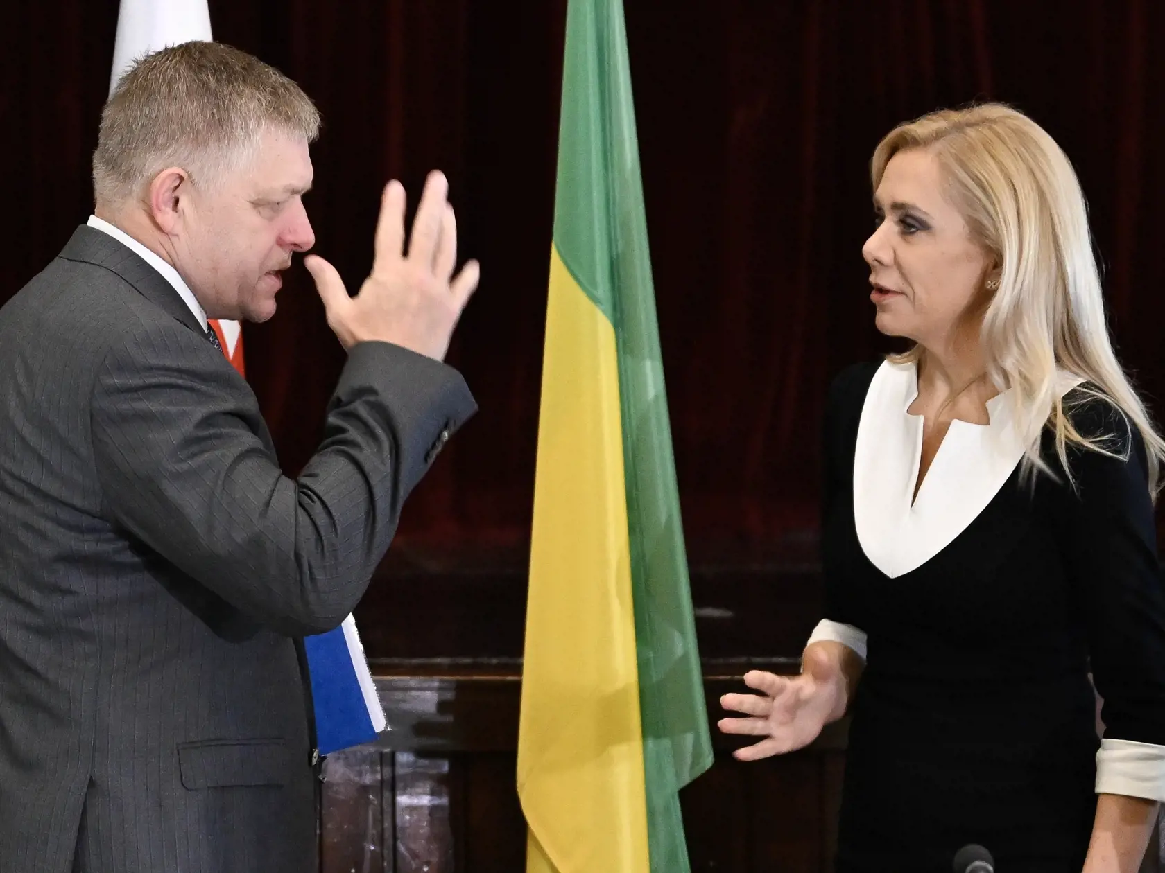 Na snímke sprava ministerka kultúry SR Martina Šimkovičová (nominantka SNS) a predseda vlády SR Robert Fico (Smer-SD) počas výjazdového rokovania vlády SR 9. októbra 2024 v Modre. FOTO TASR - Pavel Neubauer