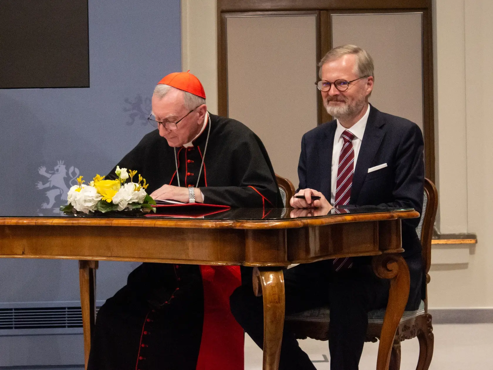 Na snímke štátny sekretár Svätej stolice, kardinál Pietro Parolin a český premiér Petr Fiala podpisujú zmluvu medzi ČR a Svätou stolicou 24. októbra 2024 v Prahe. FOTO TASR - Barbora Vizváryová