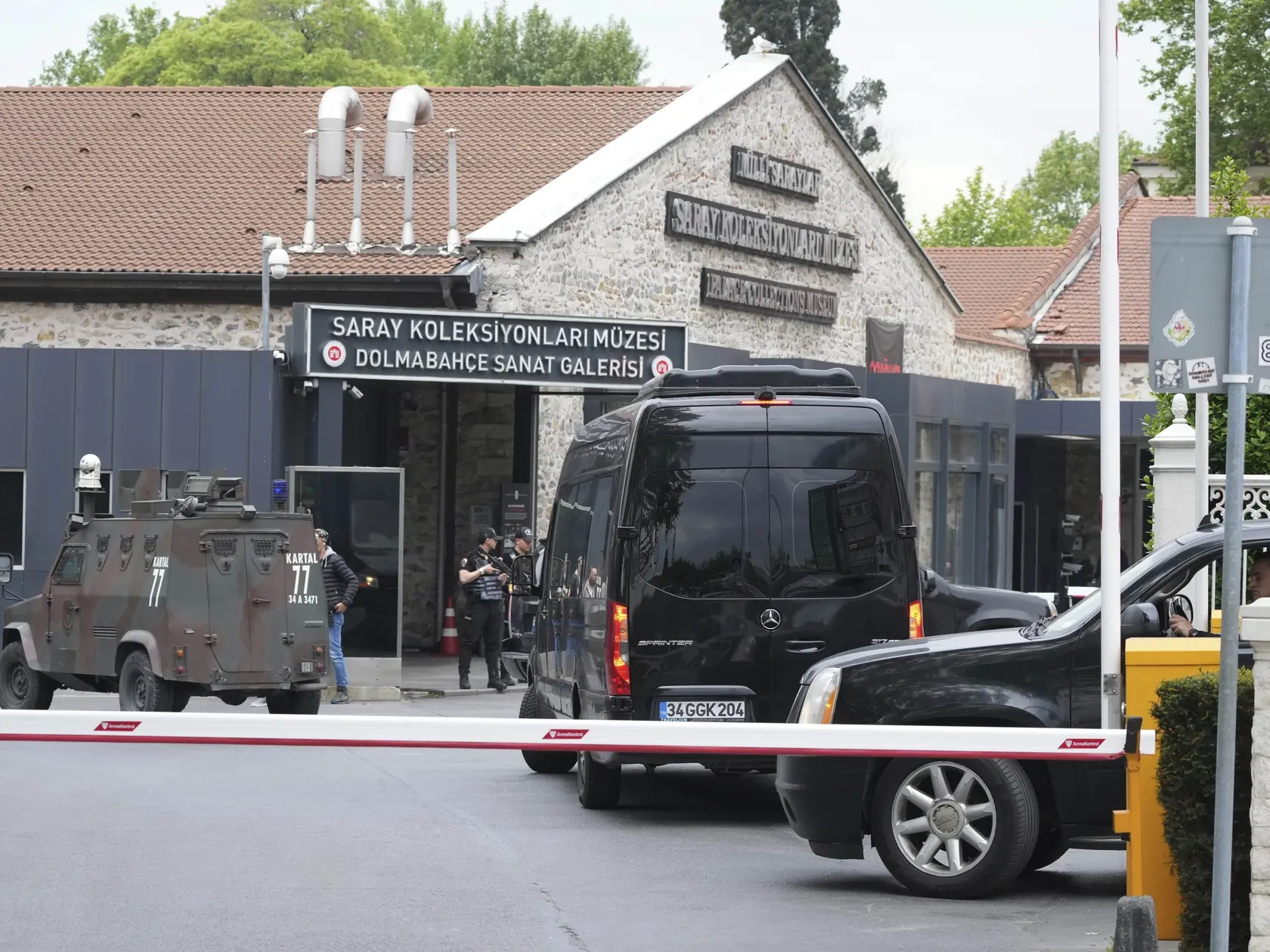 Na snímke vozidlá prichádzajú do paláca Dolmabahče pred rokovaním medzi ruskou a ukrajinskou delegáciou v Istanbule v piatok 16. mája 2025. V piatok napoludnie sa začali rokovania medzi ruskou delegáciou na čele s poradcom ruského prezidenta Vladimirom Medinským a delegáciou Ukrajiny, ktorú vedie minister obrany Rustem Umerov. Rokujú za prítomnosti Turecka, ktoré zastupuje minister zahraničných vecí Hakan Fidan.