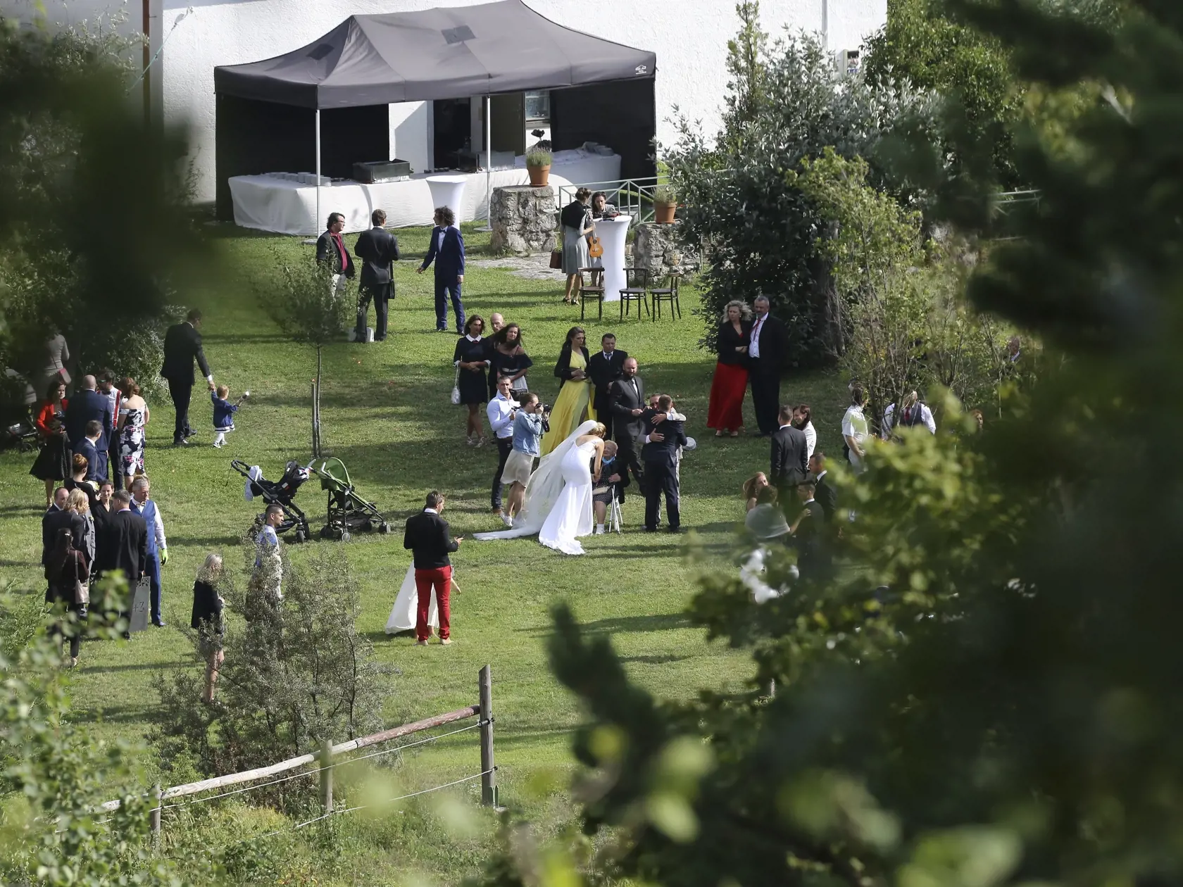 Herecká dvojica Zuzana Kubovčíková Šebová a Michal Kubovčík si povedali svoje vytúžené vo Wiegerovej vile vo Svätom Jure. Svoj veľký deň si poriadne strážili a všetko si vybavili v úplnej tajnosti.