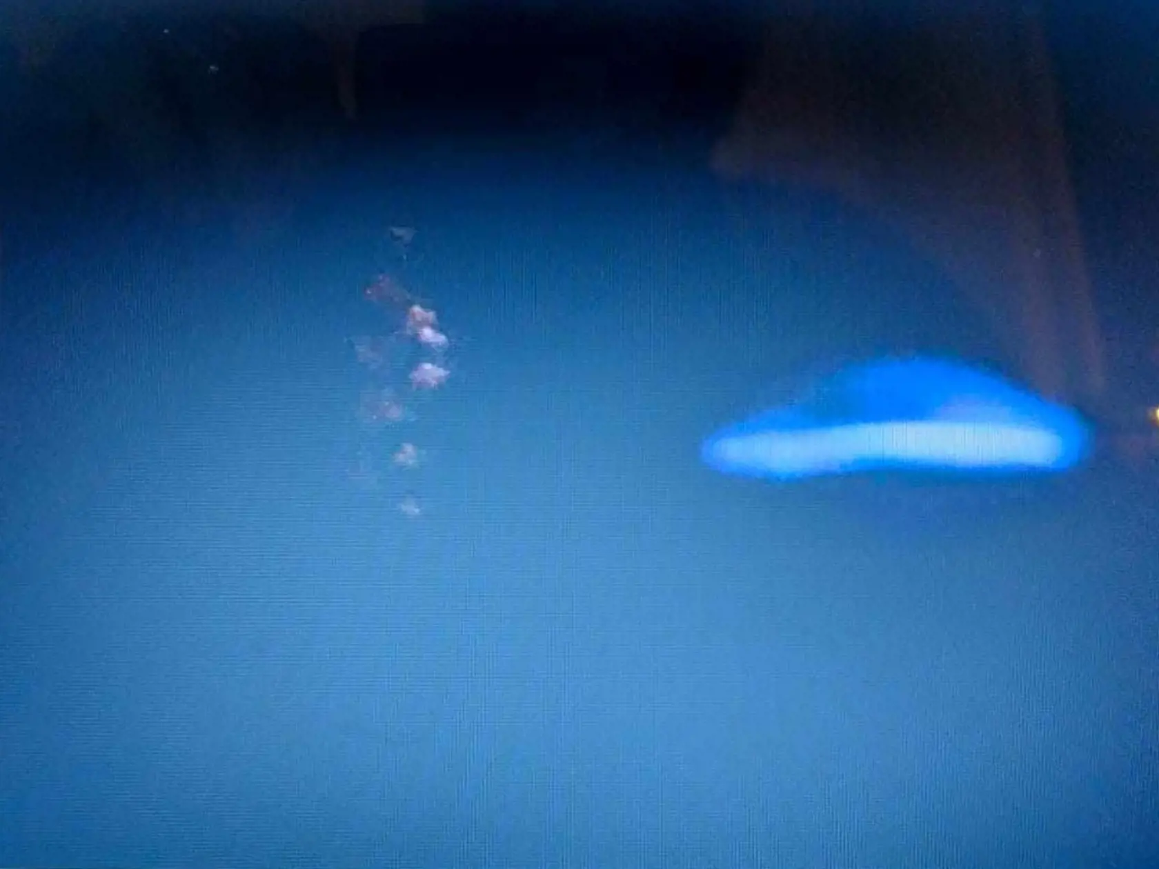 UFO, ktoré preletelo 4. 12. o 18.59 hod. cez obec Zvončín pri Trnave, print-screen obrazovky mobilu Miroslava Karlíka.