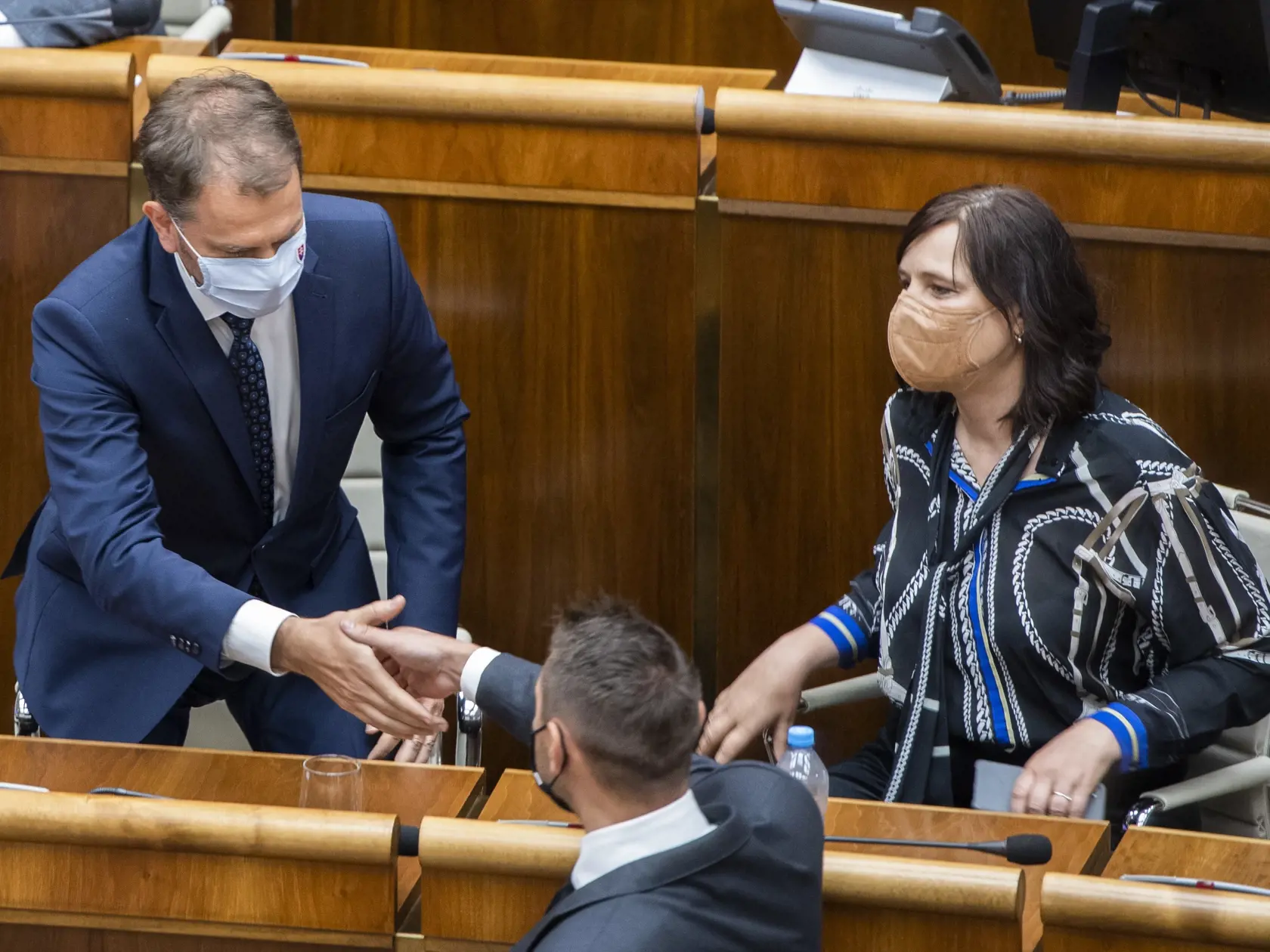 Na snímke zľava podpredseda vlády a minister financií SR Igor Matovič (OĽaNO), poslanec NRSR György Gyimesi (OĽaNO) a podpredsedníčka vlády a ministerka investícií, regionálneho rozvoja a informatizácie SR Veronika Remišová (Za ľudí)