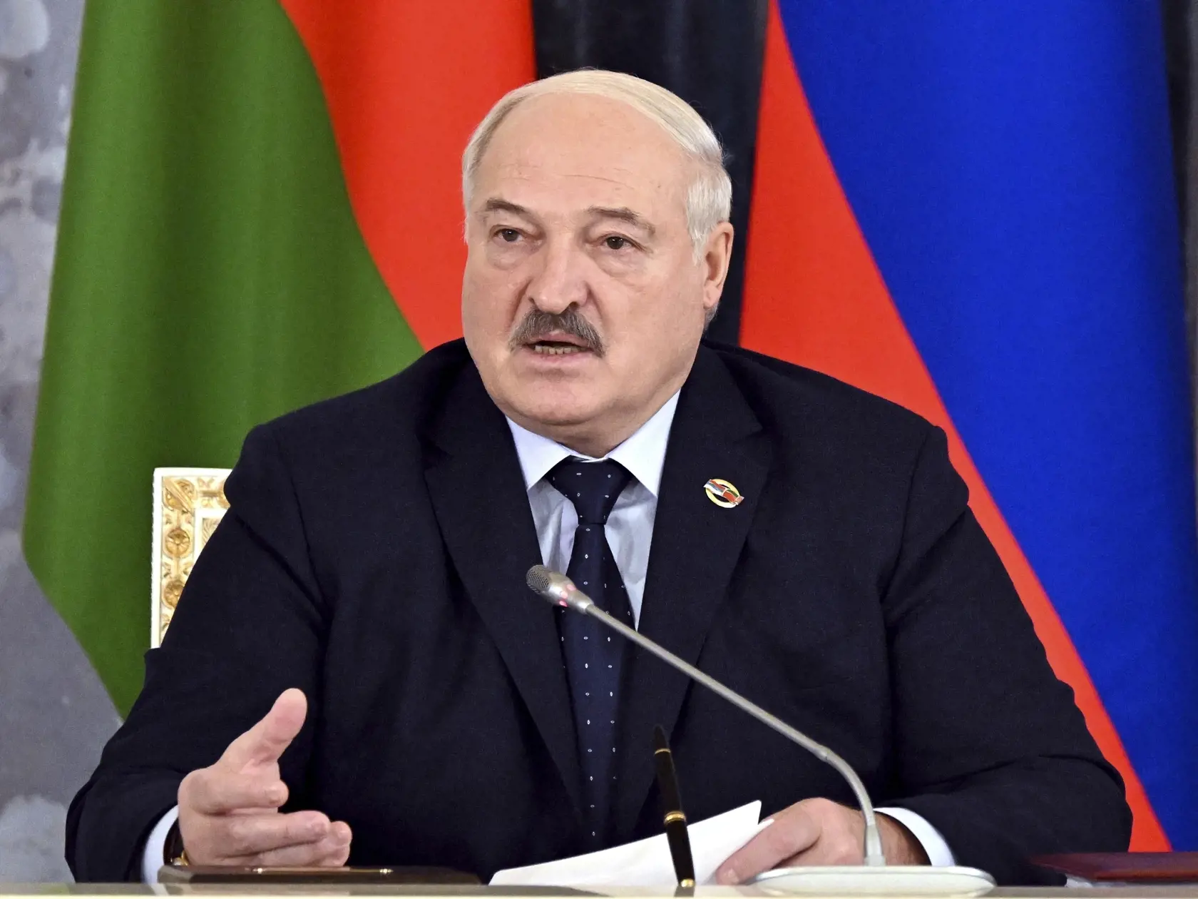 Na archívnej snímke z 29. januára 2024 bieloruský prezident Alexandr Lukašenko na rokovaní Najvyššej štátnej rady Zväzového štátu Ruska a Bieloruska v Petrohrade.  Bieloruské úrady zadržali ďalších troch členov najvýznamnejšej tamojšej skupiny na ochranu ľudských práv Viasna a obvinili ich z "účasti na činnosti extrémistickej organizácie".
