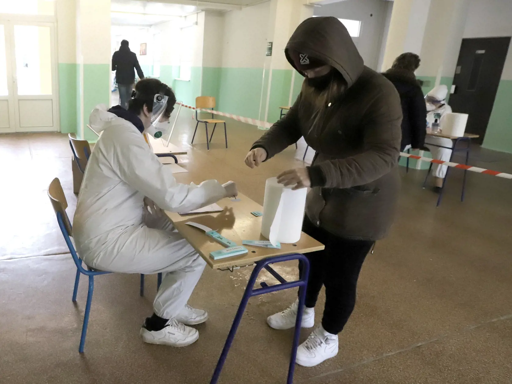 Potvrdenie o negatívnom teste na ochorenie COVID-19 pre cestu do práce sa na Slovensku vyžaduje od stredy.