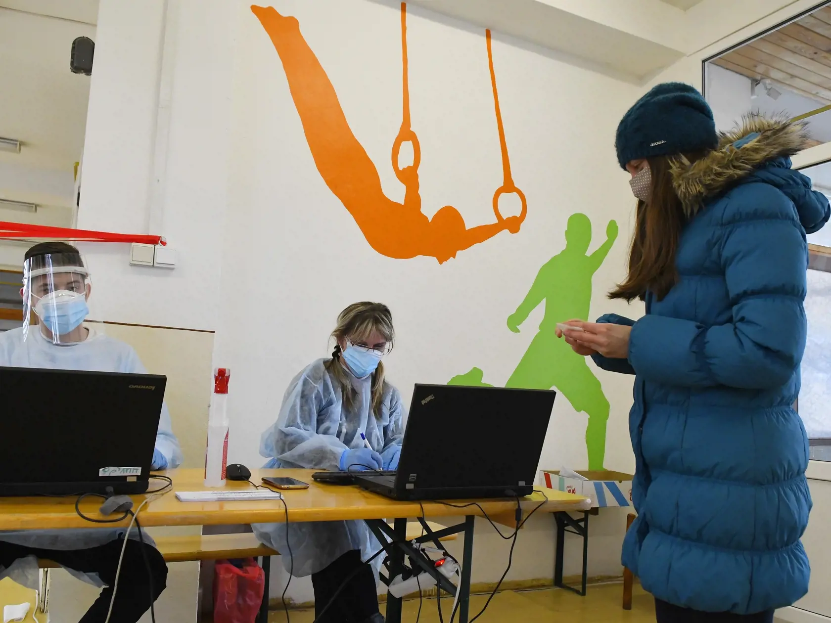 Zamestnanci v okresoch so stupňom varovania III. a IV. podľa COVID automatu sa pri vstupe do priestorov zamestnávateľa sa musia od stredy preukázať negatívnym výsledkom RT-PCR alebo antigénového testu na ochorenie COVID-19 nie starším ako sedem dní.