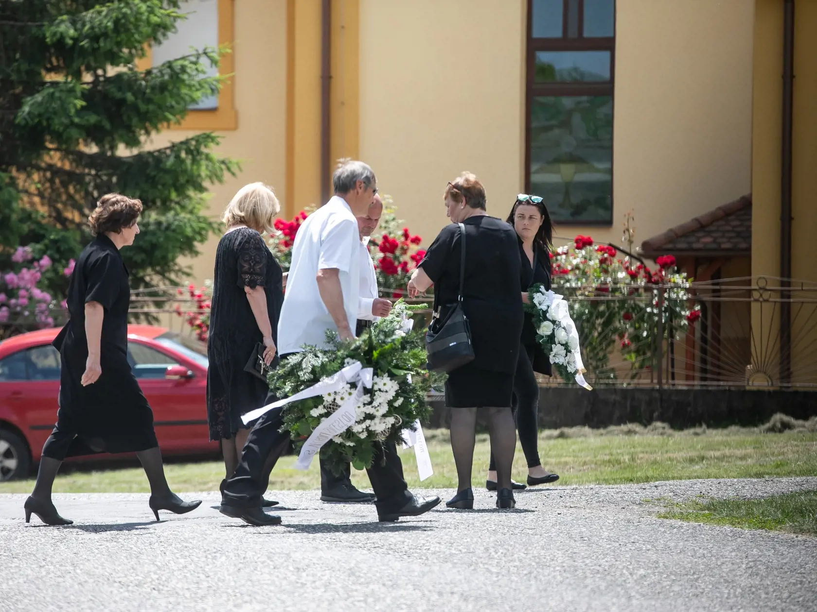 Desiatky smútiacich sa rozlúčili s rodinou, ktorá takmer celá zomrela pri strašnej nehode.
