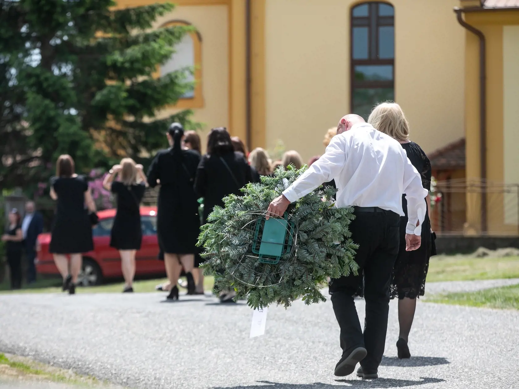 Desiatky smútiacich sa rozlúčili s rodinou, ktorá takmer celá zomrela pri strašnej nehode.