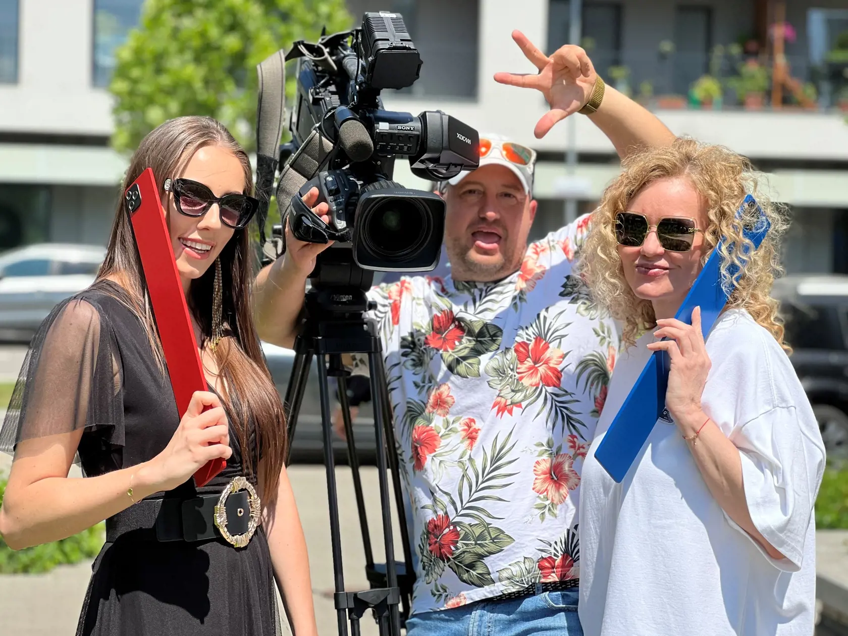 Televízia ta3 sa pochválila rýchlym spravodajstvom s názvom Flešky. Tie promuje aj v novom spote, v ktorom si zahrali známe tváre spravodajskej televízie.