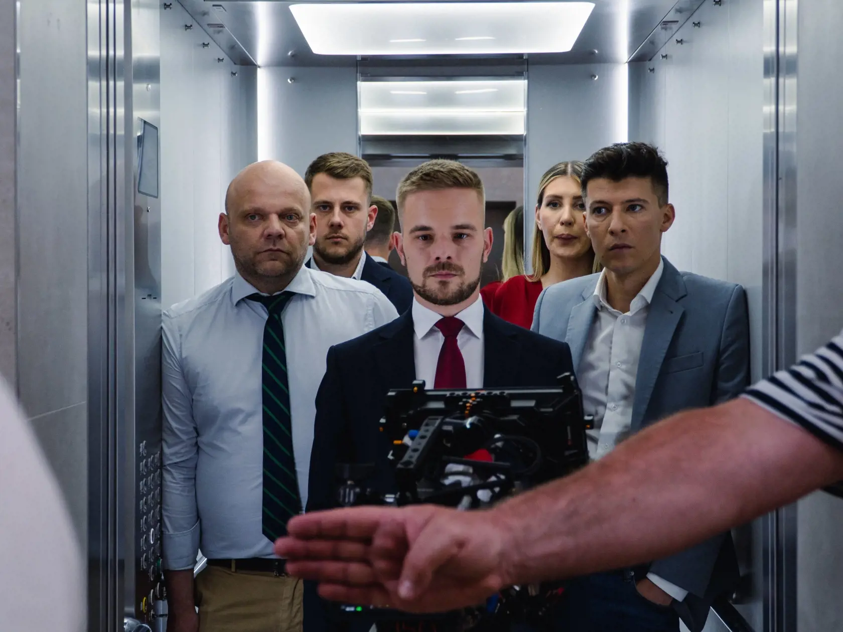 Televízia ta3 sa pochválila rýchlym spravodajstvom s názvom Flešky. Tie promuje aj v novom spote, v ktorom si zahrali známe tváre spravodajskej televízie.
