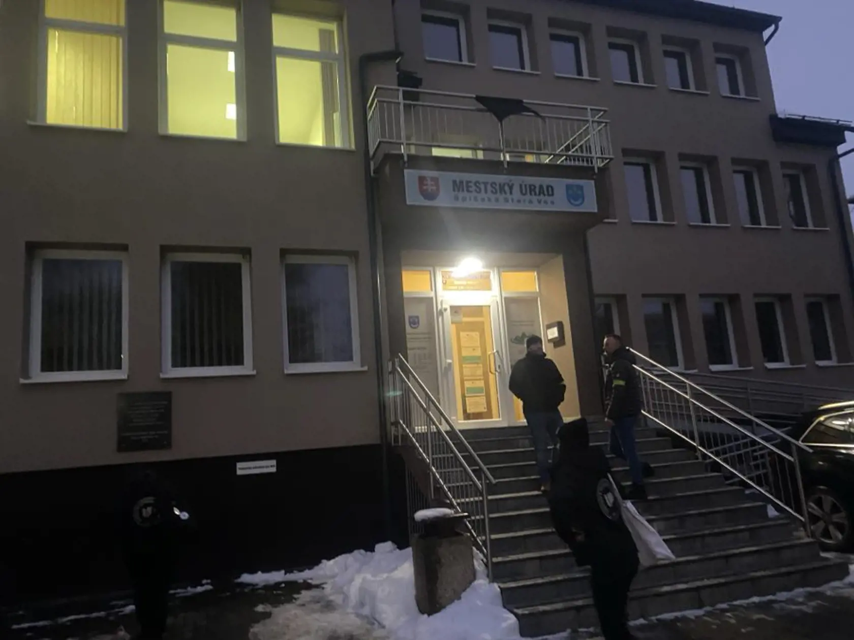 Na mestskom úrade vyvesili čiernu zástavu.