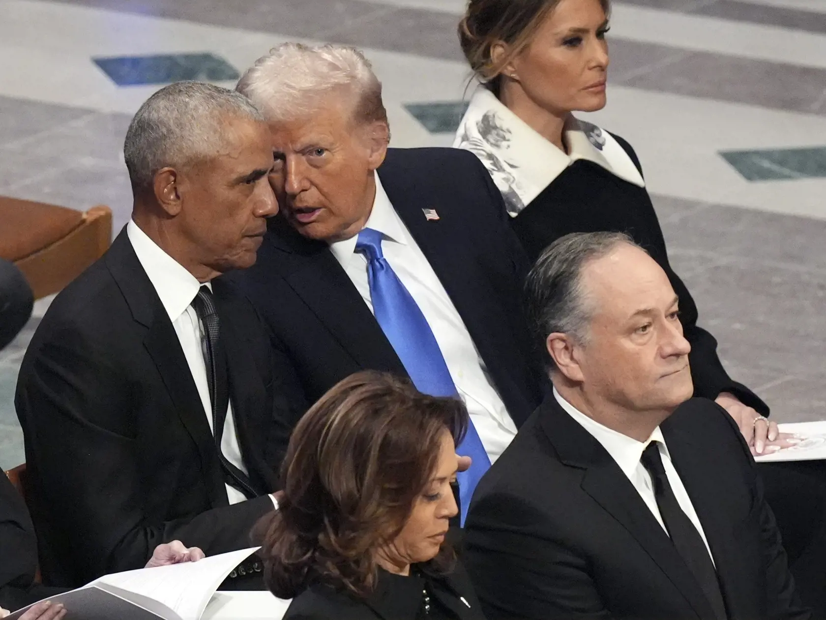 KK25 Washington - V pozadí zľava bývalý americký prezident Barack Obama, novozvolený americkýy prezident Donald Trump, jeho manželka Melania Trumpová, v popredí zľava americká viceprezidentka Kamala Harrisová, druhý gentleman USA Doug Emhoff pred štátnym pohrebom bývalého amerického prezidenta Jimmyho Cartera v Národnej katedrále vo Washingtone vo štvrtok 9. januára 2025. Demokrat Carter zomrel 29. decembra vo veku 100 rokov. FOTO TASR/AP
Former President Barack Obama talks with President-elect Donald Trump as Melania Trump listens and as Vice President Kamala Harris and second gentleman Doug Emhoff arrive, before the state funeral for former President Jimmy Carter at Washington National Cathedral in Washington, Thursday, Jan. 9, 2025. (AP Photo/Jacquelyn Martin)
