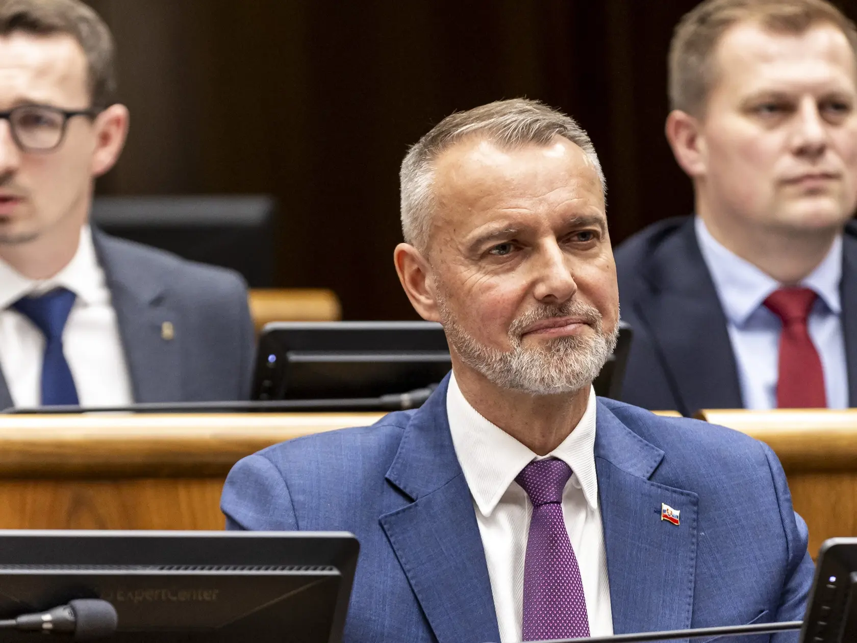 Raši urobil jedno priznanie, ktoré sa týka možných problémov počas vedenia parlamentu. „Aj ako predseda NR SR som len jedným zo 150 poslancov, nebudem vedieť zabrániť všetkým výstrelkom, útokom niektorých poslancov, ale viem vám však sľúbiť, že ja sa budem venovať práci pre ľudí. Budem stáť na strane zákonnosti a budem sa snažiť viesť rokovania parlamentu tak, aby prioritou Národnej rady bolo zlepšenie života ľudí na Slovensku,“ vyhlásil.