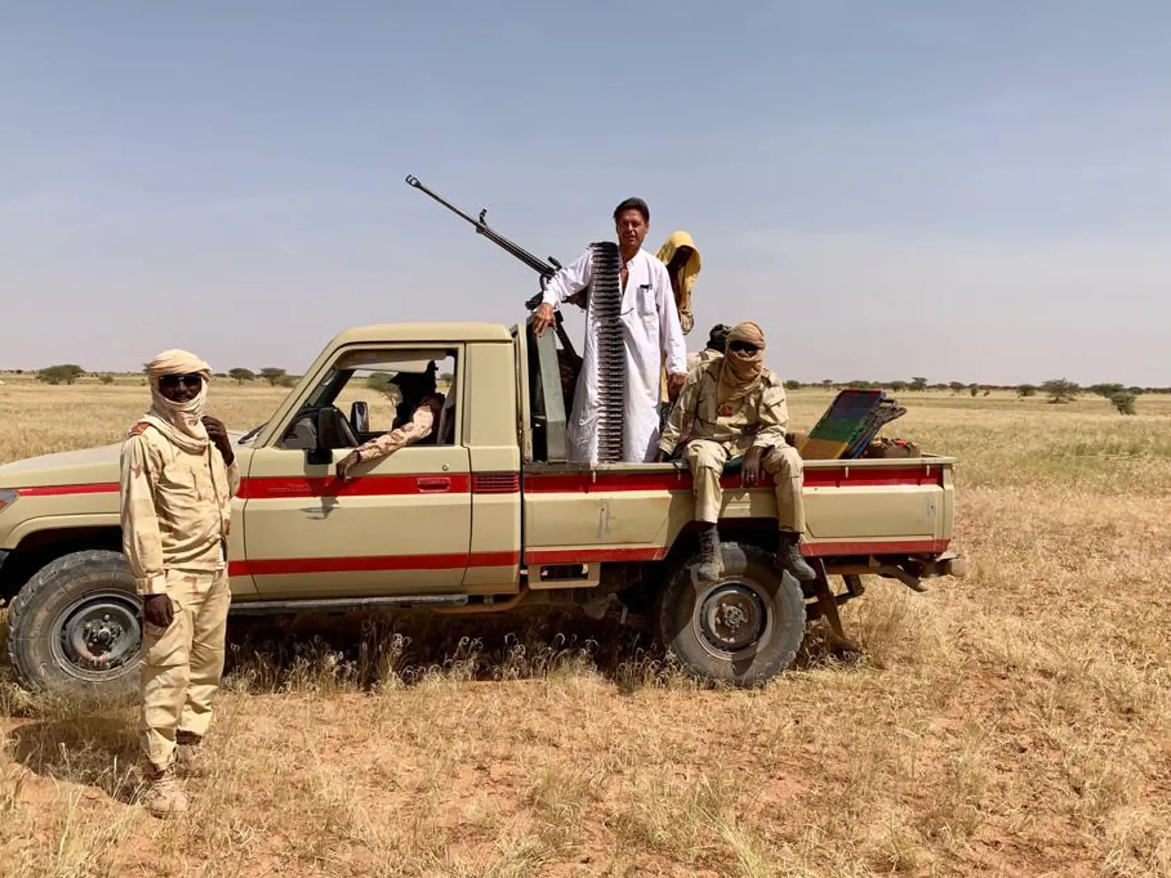 POD DOZOROM: Pri ceste za domorodcami v Nigérii na skupinku cestovateľov dohliadali ozbrojenci.