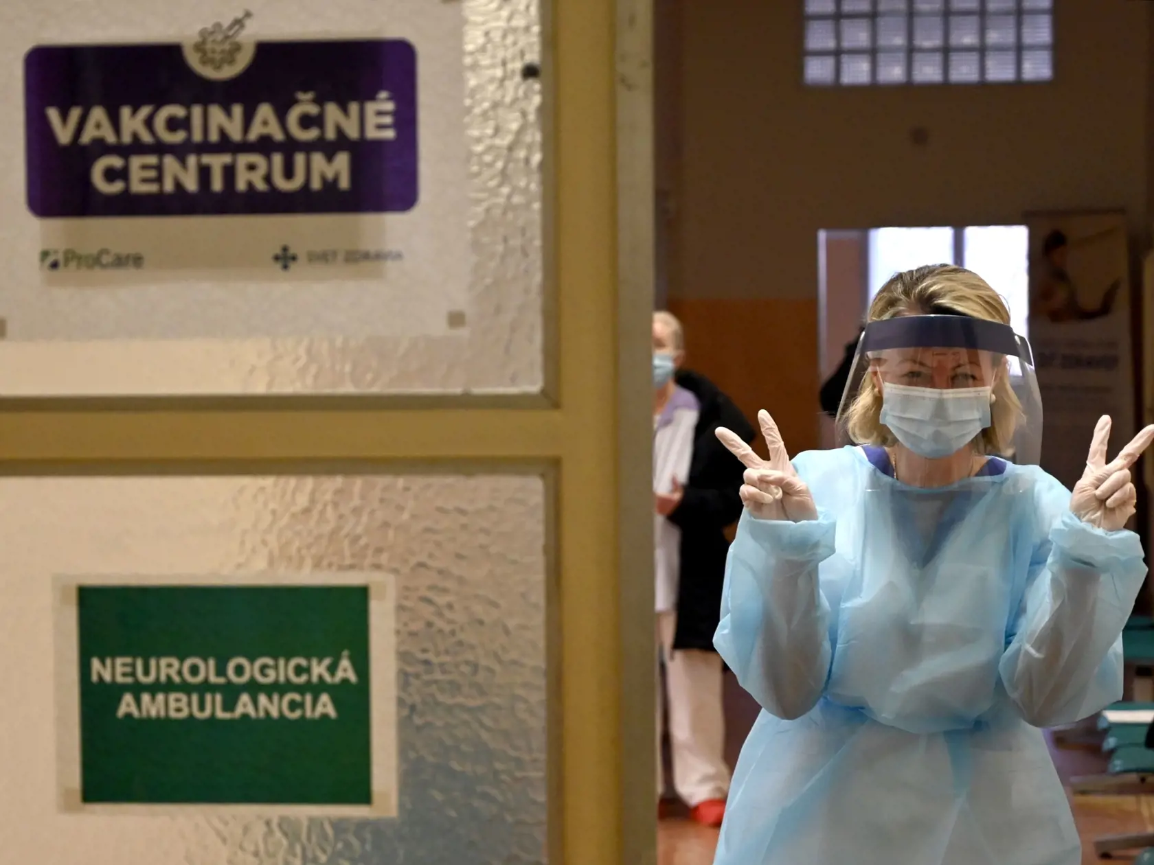 Sieť nemocníc Svet zdravia v spolupráci s Ministerstvom zdravotníctva SR sa v týchto dňoch aktívne zapojilo do národného očkovacieho plánu v boji proti ochoreniu COVID-19. Nemocnice museli pripraviť vakcinačné ambulancie a vakcinačné tímy, ktorých hlavnou úlohou je v priebehu pár dní maximálne využiť dodané vakcíny a zaočkovať prihlásených zamestnancov. V štrnástich nemocniciach siete to spolu predstavuje v prvej vlne vyše 2800 ľudí. Na snímke očkovanie zdravotníkov proti ochoreniu COVID-19  vo 