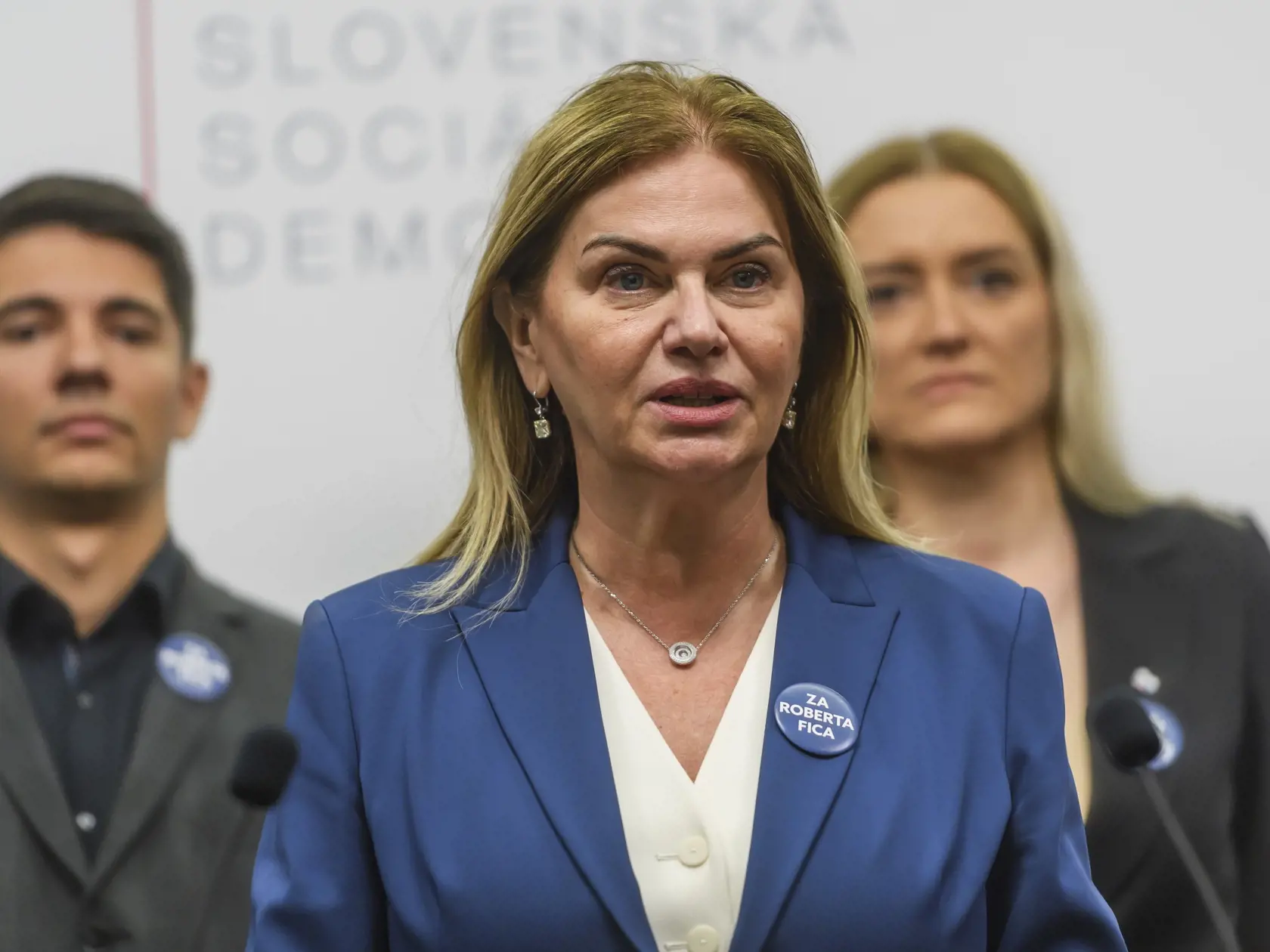 Na snímke zvolení europoslanci, zľava Erik Kaliňák, Monika Beňová a Judita Laššáková počas tlačovej konferencie strany Smer-SD k výsledkom volieb do Európskeho parlamentu 2024 v Bratislave 10. júna 2024. FOTO TASR - Jaroslav Novák