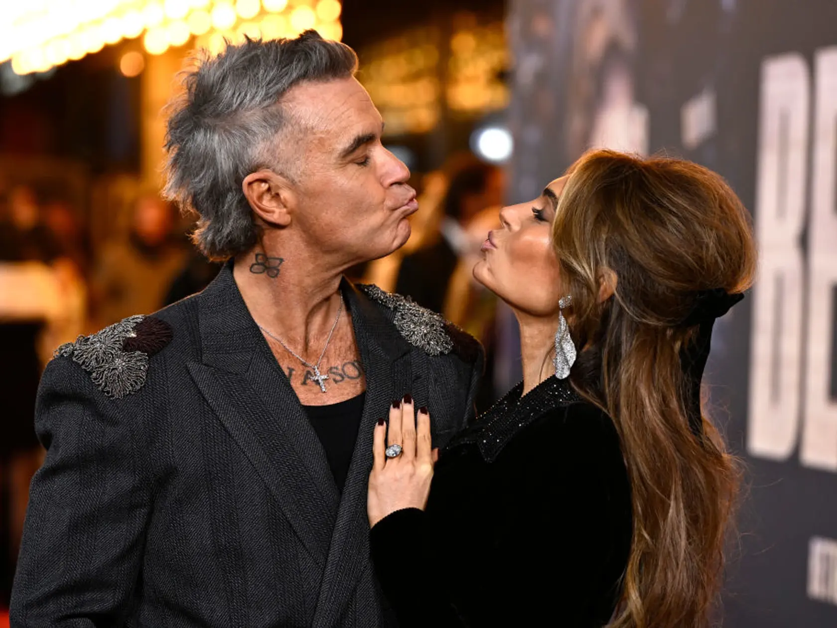 Robbie Williams s manželkou na premiére jeho životopisného filmu Better man: Šantili sa pred fotografmi