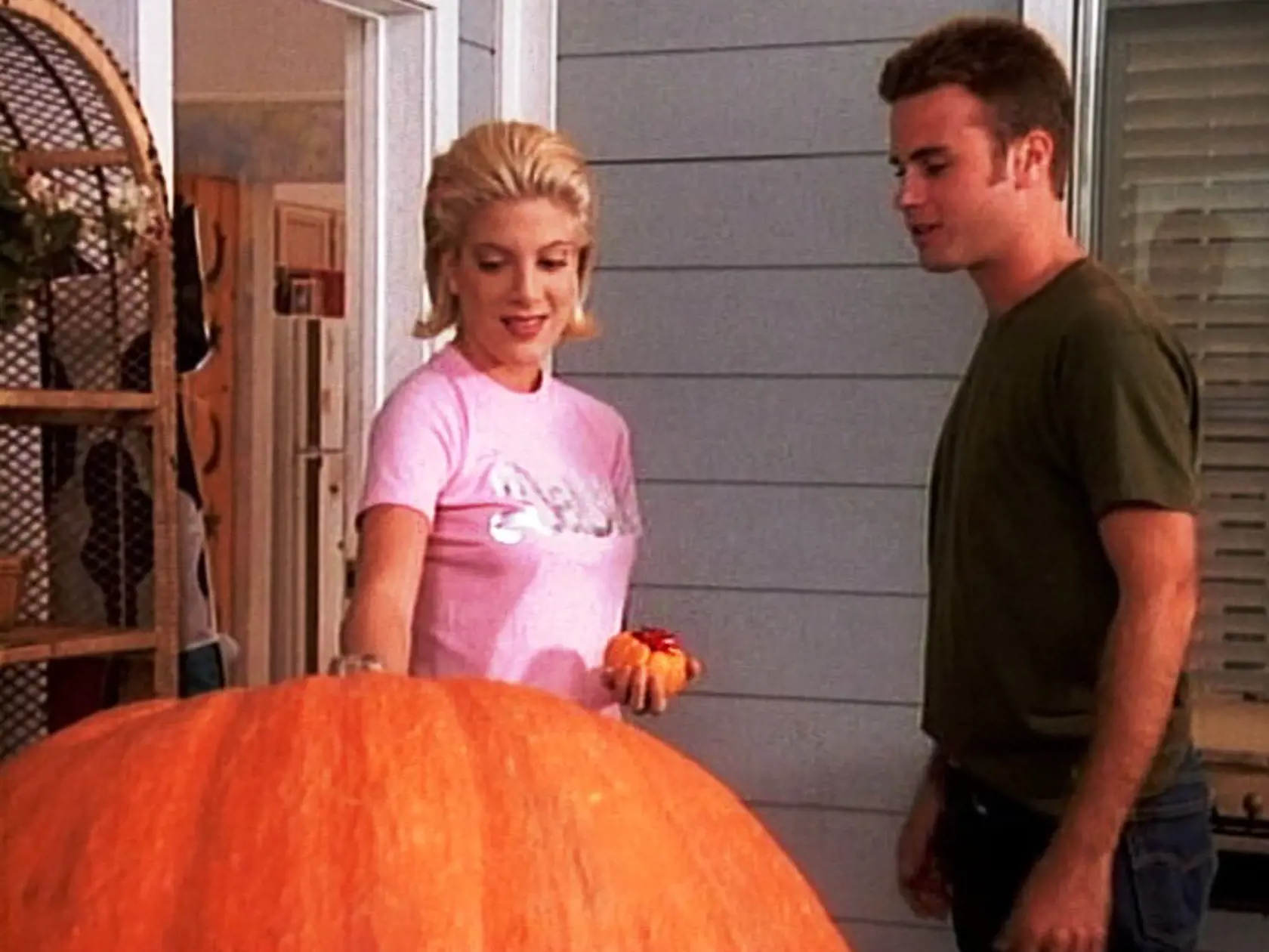 V seriáli Beverly Hills 90210 randil s Donnou Martinovou. 