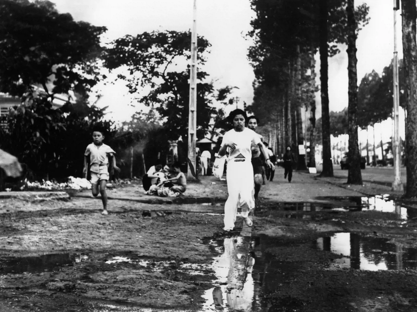 Vietnamská vojna patrí medzi jednu z najtragickejších a najkontroverznejších vojenských konfliktov v histórii. Okrem nespočetných stratégických, sociálnych a politických následkov, táto vojna priniesla aj bolestivé dôsledky pre obyvateľov a životné prostredie.