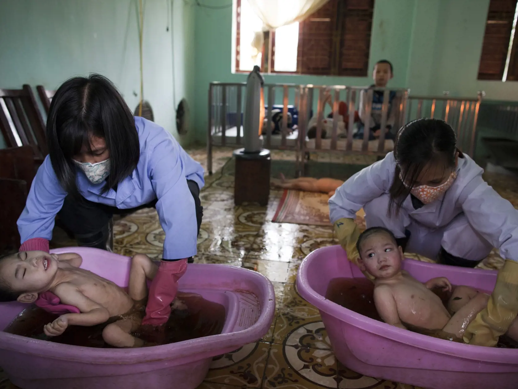 Tisíce vietnamských civilistov, vojakov a veteránov utrpeli vážne zdravotné problémy v dôsledku expozície Agent Orange. Mnohí z nich trpia zhubnými nádormi, poruchami imunitného systému a neurologickými poruchami. Genetické mutácie zasiahli mnoho detí narodených po vojne, ktoré majú postihnuté fyzické a mentálne schopnosti.
