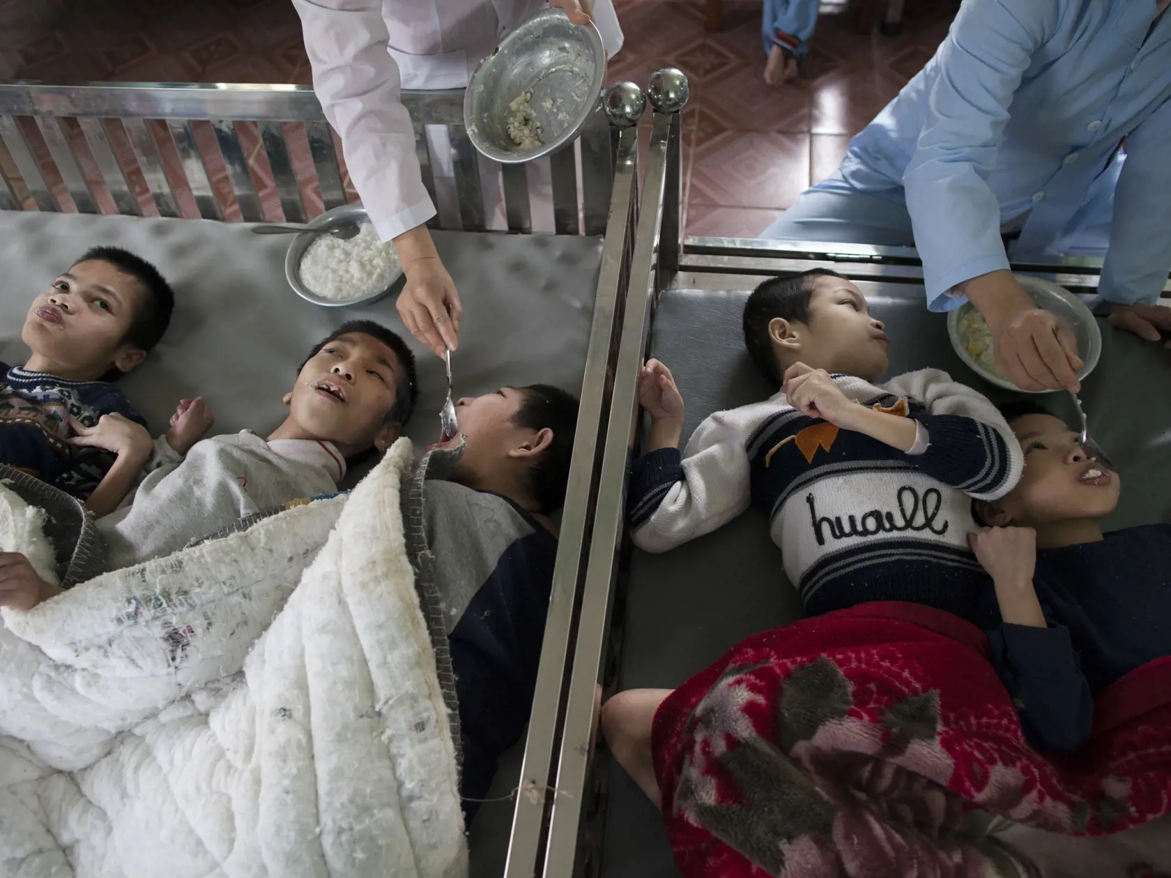 Tisíce vietnamských civilistov, vojakov a veteránov utrpeli vážne zdravotné problémy v dôsledku expozície Agent Orange. Mnohí z nich trpia zhubnými nádormi, poruchami imunitného systému a neurologickými poruchami. Genetické mutácie zasiahli mnoho detí narodených po vojne, ktoré majú postihnuté fyzické a mentálne schopnosti.